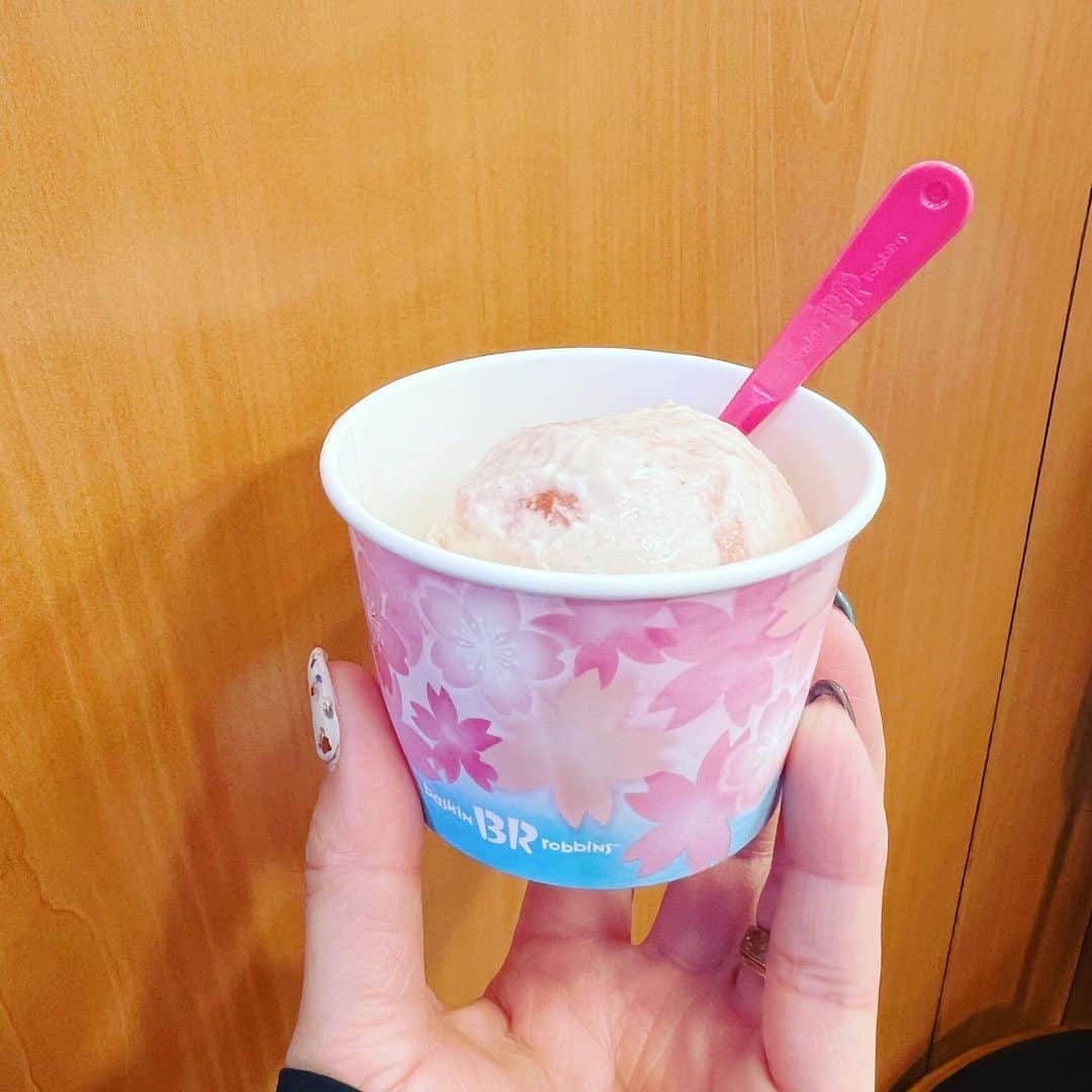 岡部玲子のインスタグラム：「食べてしまった…🍨💕  甘じょっぱ系に弱い私🥺✨  桜🌸  サクラ🌸  sakura🌸  春ですね…🥺  花粉症がキッツイけど😂  あー理想のお味と美味しさで大満足🙆‍♀️🌸  #岡部玲子 #タレント　#レポーター　#競馬キャスター　#アイスクリーム　#サーティワンアイスクリーム #春　#桜　#さくら　#サクラ　#甘じょっぱい　#理想の味 #baskinrobbins #sakura」