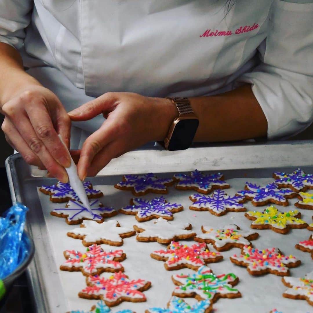 フランス大使館さんのインスタグラム写真 - (フランス大使館Instagram)「🇫🇷👩‍🍳#パン・デピス のエピス は香辛料を意味し、クッキーあるいはケーキタイプがあります✨シナモン、ナツメグ、アニス、クローブなどの香辛料、風味をつけるために蜂蜜がたっぷり使われるため、香り豊かな独特の味わいのお菓子です❤️大使館のパティシエが手作りしているところをパシャリ📷良い香り❣️」3月2日 18時01分 - ambafrancejp
