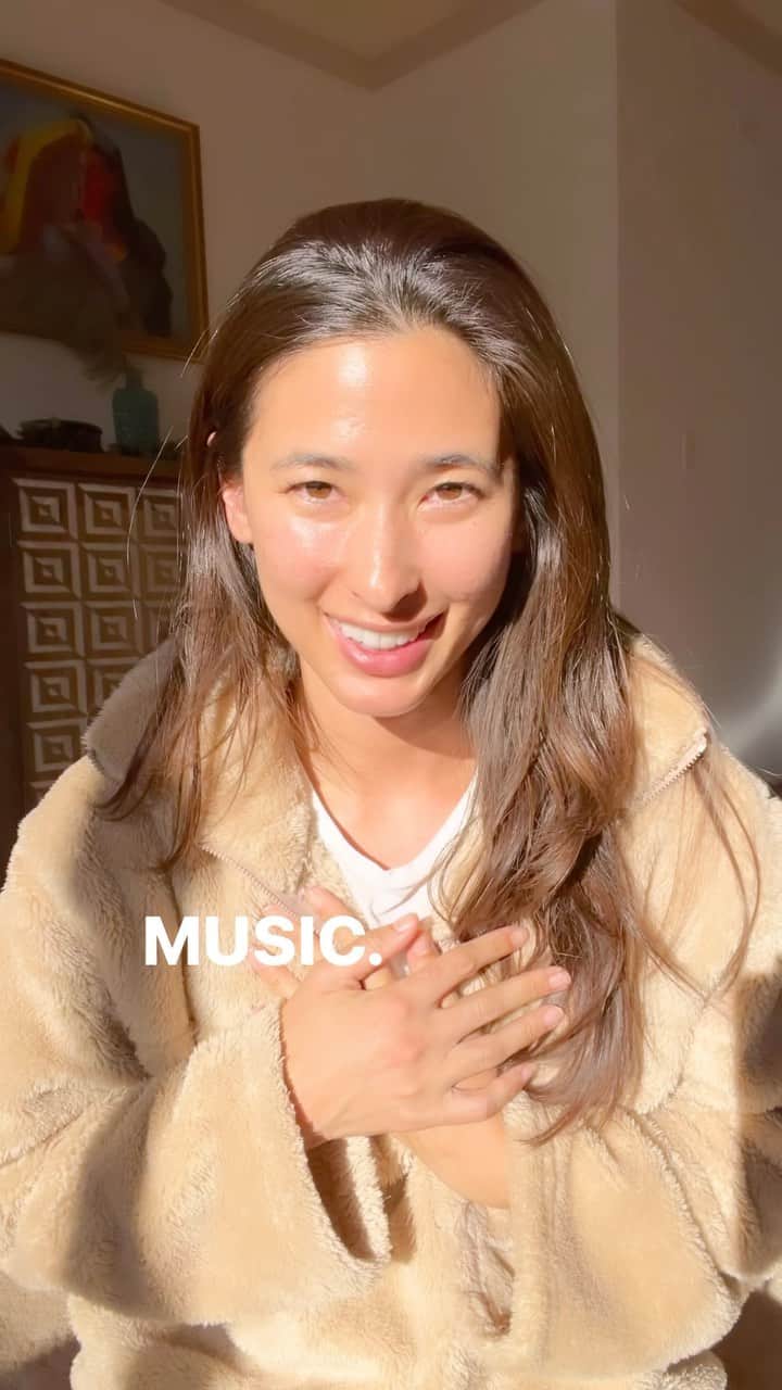 メロディー洋子のインスタグラム：「What feelings, thoughts, emotions, colors does this piece of music invite in you?   この音楽は、あなたの中にどんな気持ち、考え、感情、色を呼び起こすのでしょうか？」