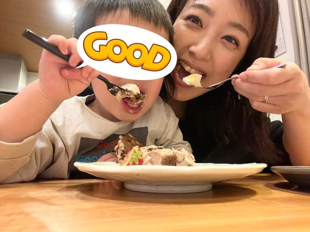 川田裕美のインスタグラム：「息子が夢中で遊んでいたからケーキをこっそり食べようとしたら、しっかり見つかり、ほぼ食べられました😆💦 やめてよ〜とか言いながら、ちょっと嬉しかったりします😘一緒にスイーツ食べに行ったりするの楽しみだなぁ🍰」