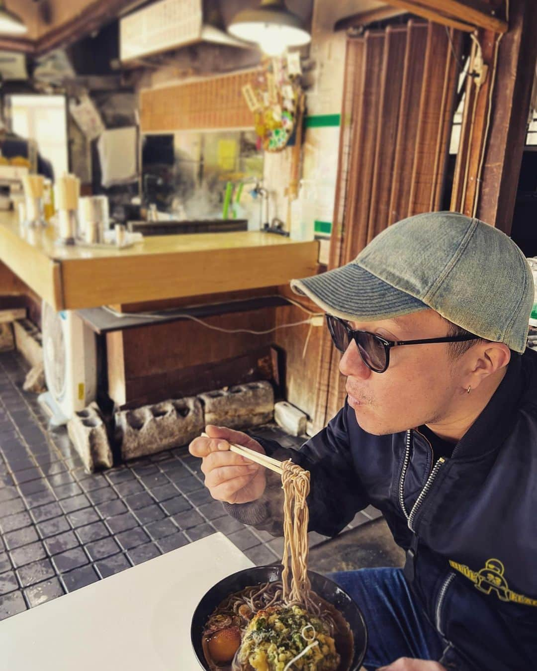 濱田岳さんのインスタグラム写真 - (濱田岳Instagram)「おはようございます。 蕎麦食べてます。  今夜、アウトサイダー最終回。 皆様本当にお疲れ様でした。 楽しい現場でした。 写真撮ってないけど。  あぁ… 蓮見くん…  #テレ朝 #ドラマ #アウトサイダー  #最終回  #さようなら  #蓮見光輔   #蕎麦 #春菊天 #生卵  #美味しかった   #濱田岳」3月2日 9時43分 - gaku_hamada_official