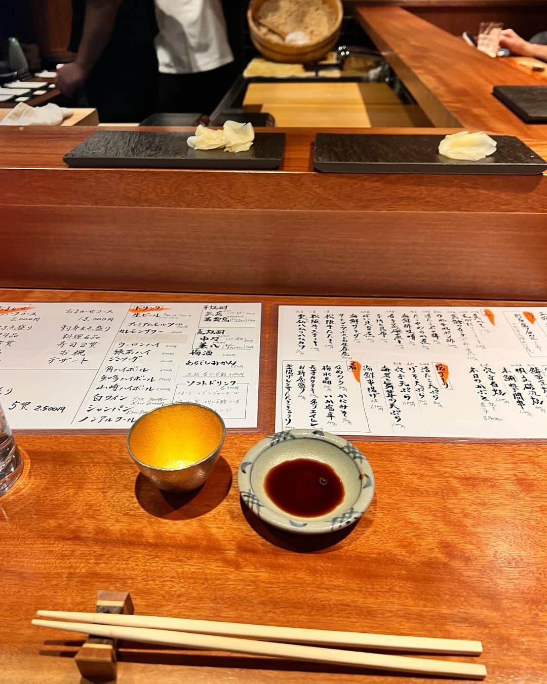 アレクサ・ロジーさんのインスタグラム写真 - (アレクサ・ロジーInstagram)「for the love for strawberries, seafood, soy sauce & art installations」3月2日 9時44分 - alexalosey