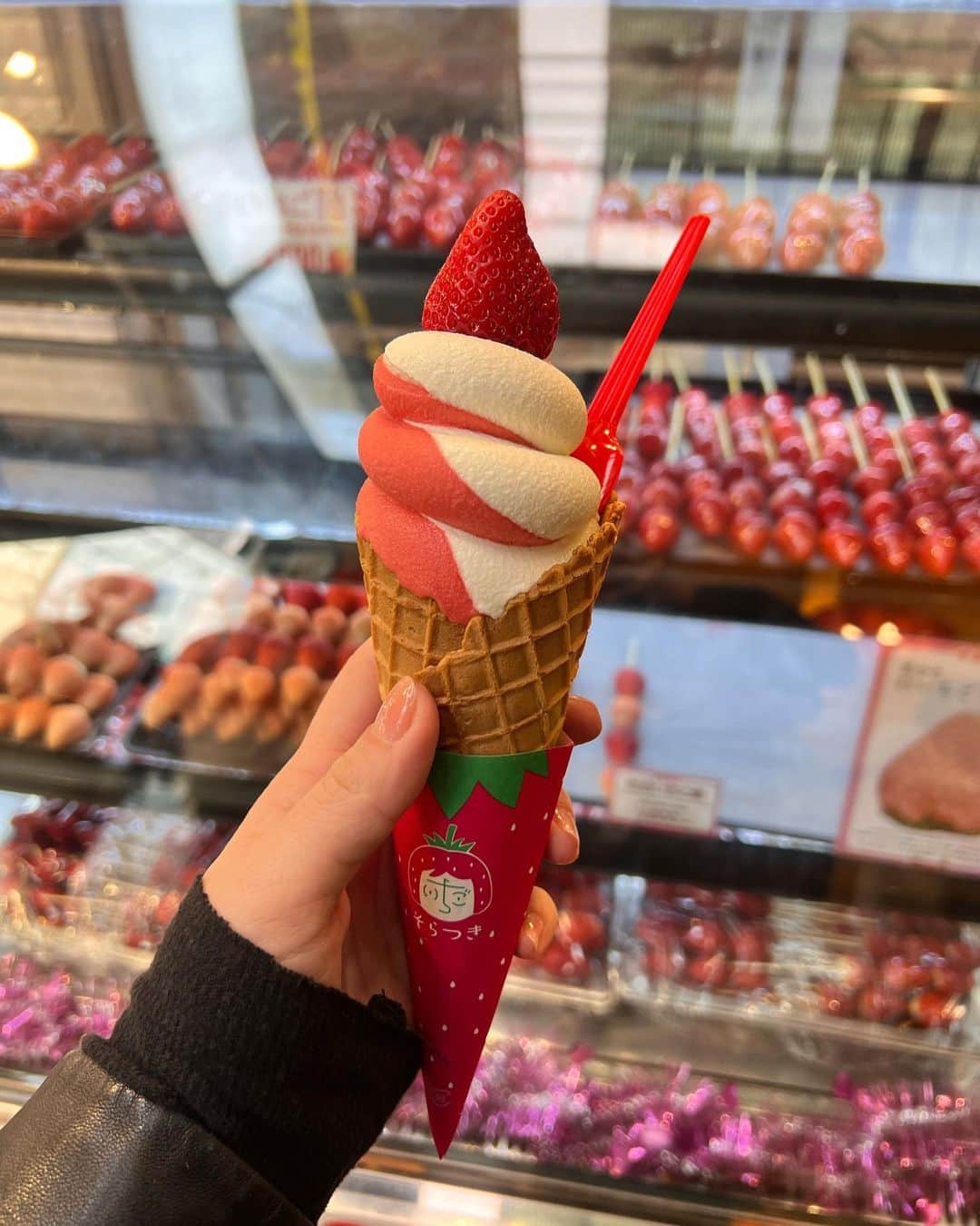 アレクサ・ロジーのインスタグラム：「for the love for strawberries, seafood, soy sauce & art installations」