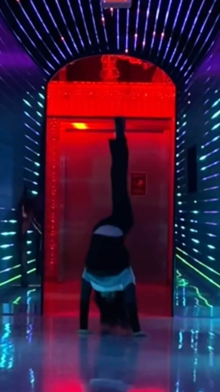 篠原枝令菜のインスタグラム：「Security told me to stop doing “cartwheels”… okay I’ll continue doing walkovers then 🤪」