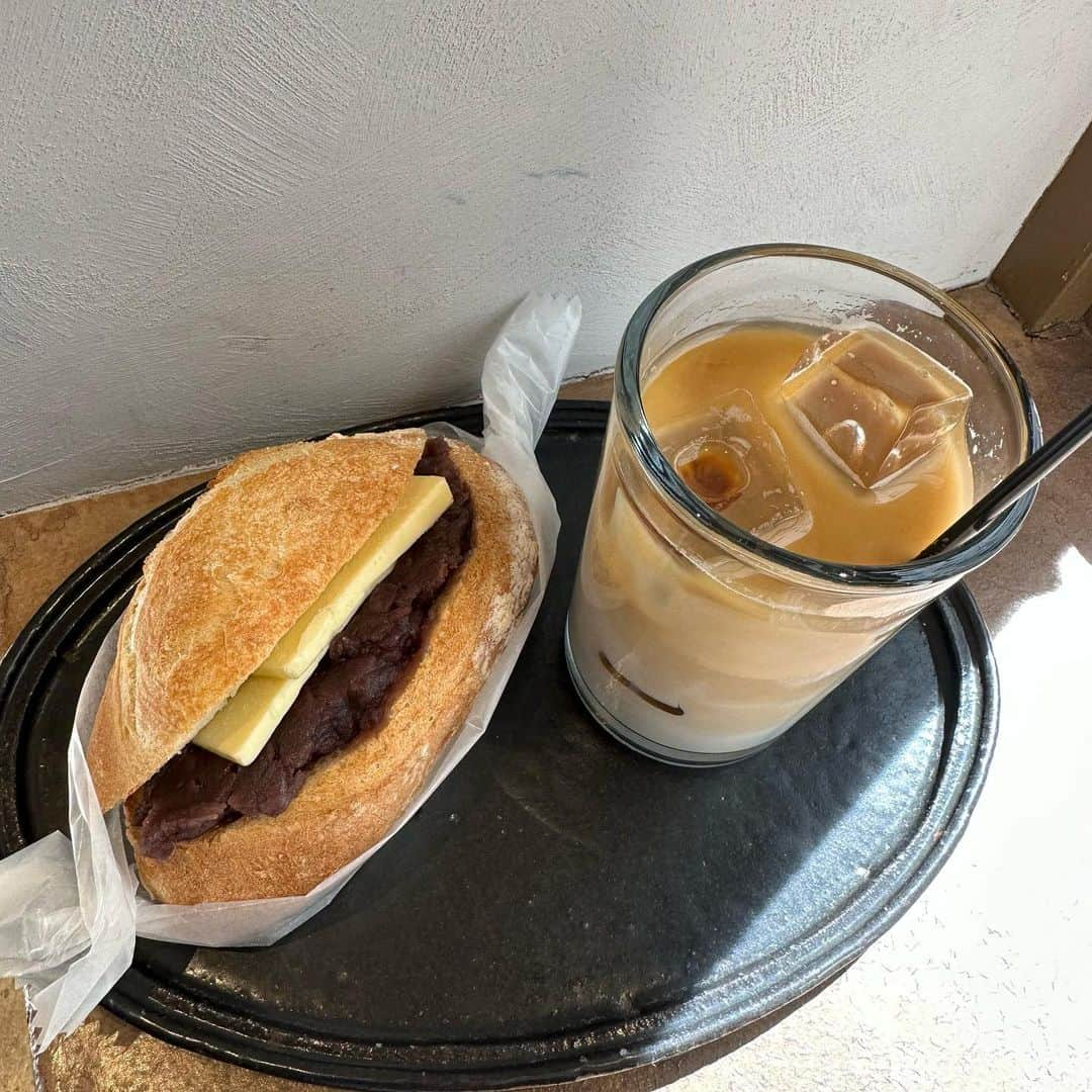 飯塚理珠（RIJU）のインスタグラム：「. .  3月START🌷  昨日はずっと行きたかったカフェへ☕️♡  あんバターサンドとカフェラテの組み合わせが最高で、、本当に美味しかった〜🥹🤍 レコードのかかった店内で朝ごはんがいただけるなんて幸せ空間だし、何より店員さんの接客が素敵で、とっても気持ちよく一日を迎えられました😌  本当あんバターが好きすぎる、、巡りたい👀笑 . . . #あんバター #あんバターサンド #カフェ #カフェ巡り #カフェラテ #cafe #cafelatte #앙버터 #카페 #レコード #record」