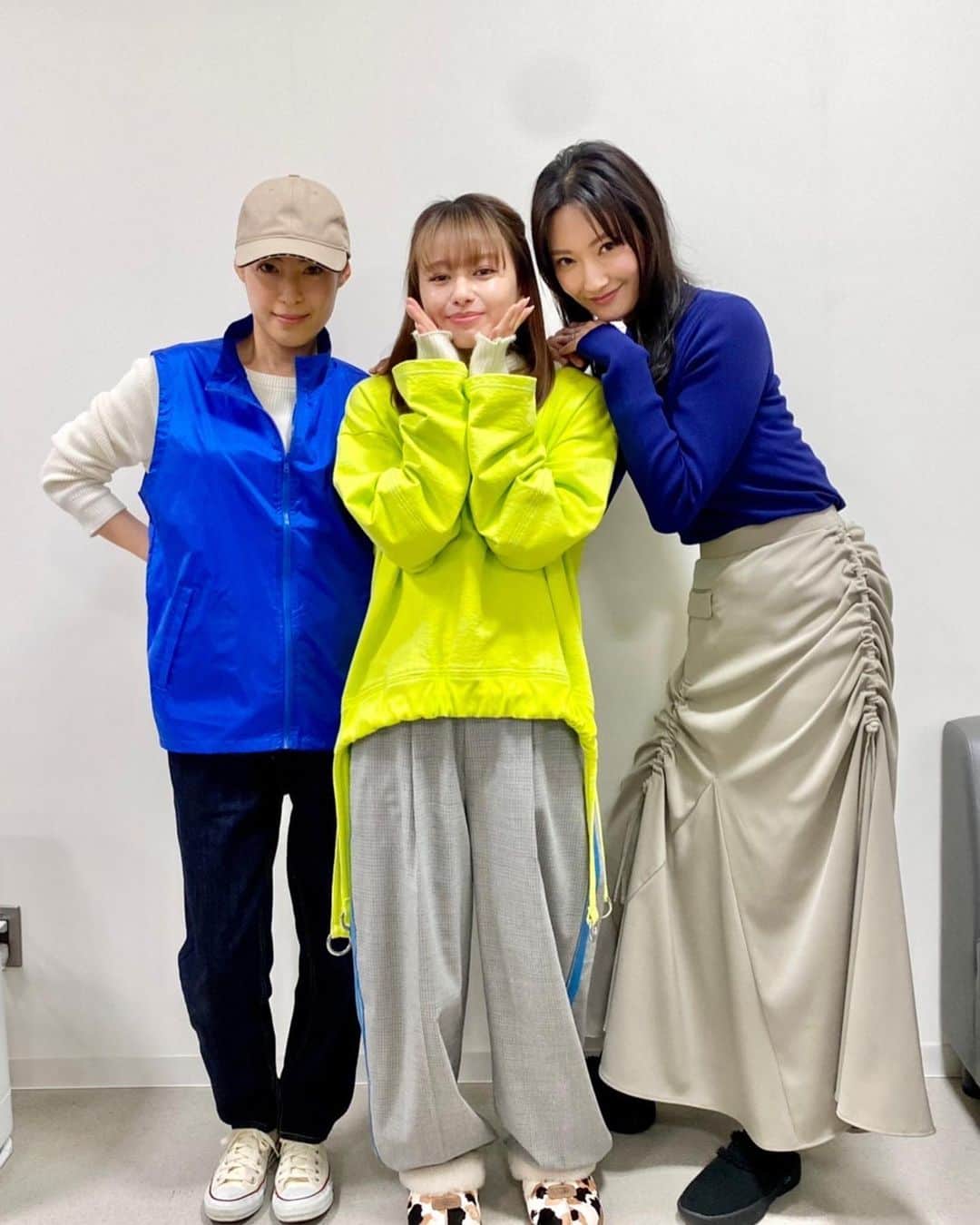 瀧本美織のインスタグラム：「🥷🏻 今夜「忍者に結婚は難しい」9話のどこかに出演します😚 噂の山田さんです。 自由にやらせていただきました。 アイデア出し過ぎて長くなりなしになったものもありますが🤣  菜々緒さんとは指恋ぶり…！ そのときほとんど絡みはなかったのに覚えてくださっていて🥹✨  せっかく舞香と一緒だったので少しSisterの片鱗みえるといいなと思って😏 この出立ちではお姉ちゃんの雰囲気全くないですが🤣笑  Sister逆バージョンもやってみたよ👼🏻   #忍者に結婚は難しい  #Sister ↑タグ付け違う気がしますが😗笑」