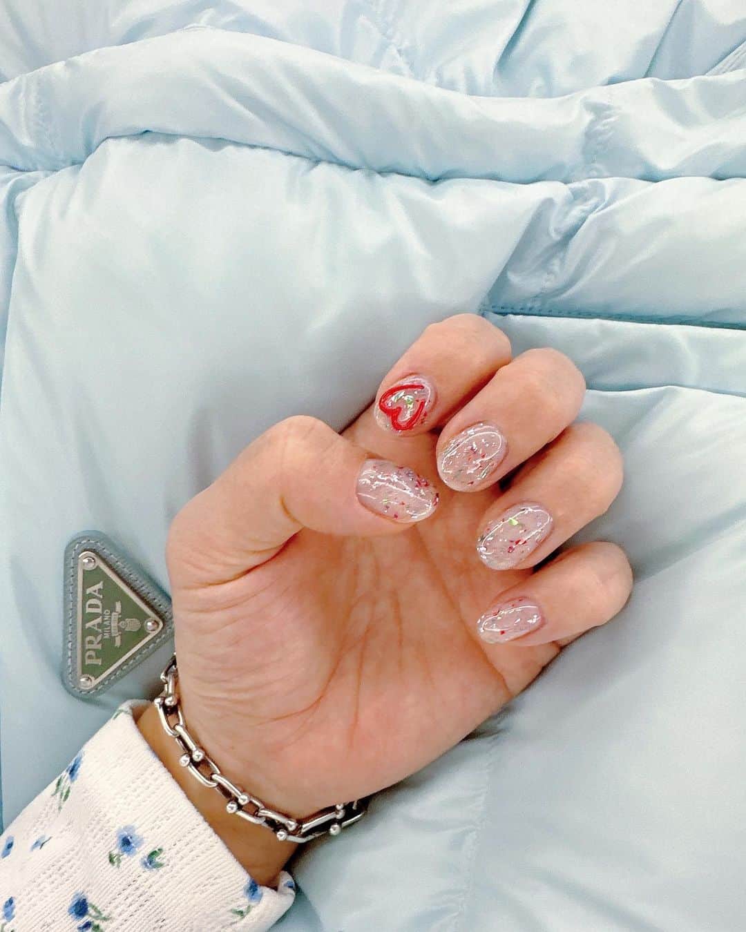 鈴木あやのインスタグラム：「赤ハート♥️を主役にしたキラキラネイル💅✨  今回のネイルは推しのAぇ! groupのツアーに向けて推しの末澤さまネイル🫶🏻 いつもネイルにはさりげなく推しカラーを入れるのがこだわり☺️笑」