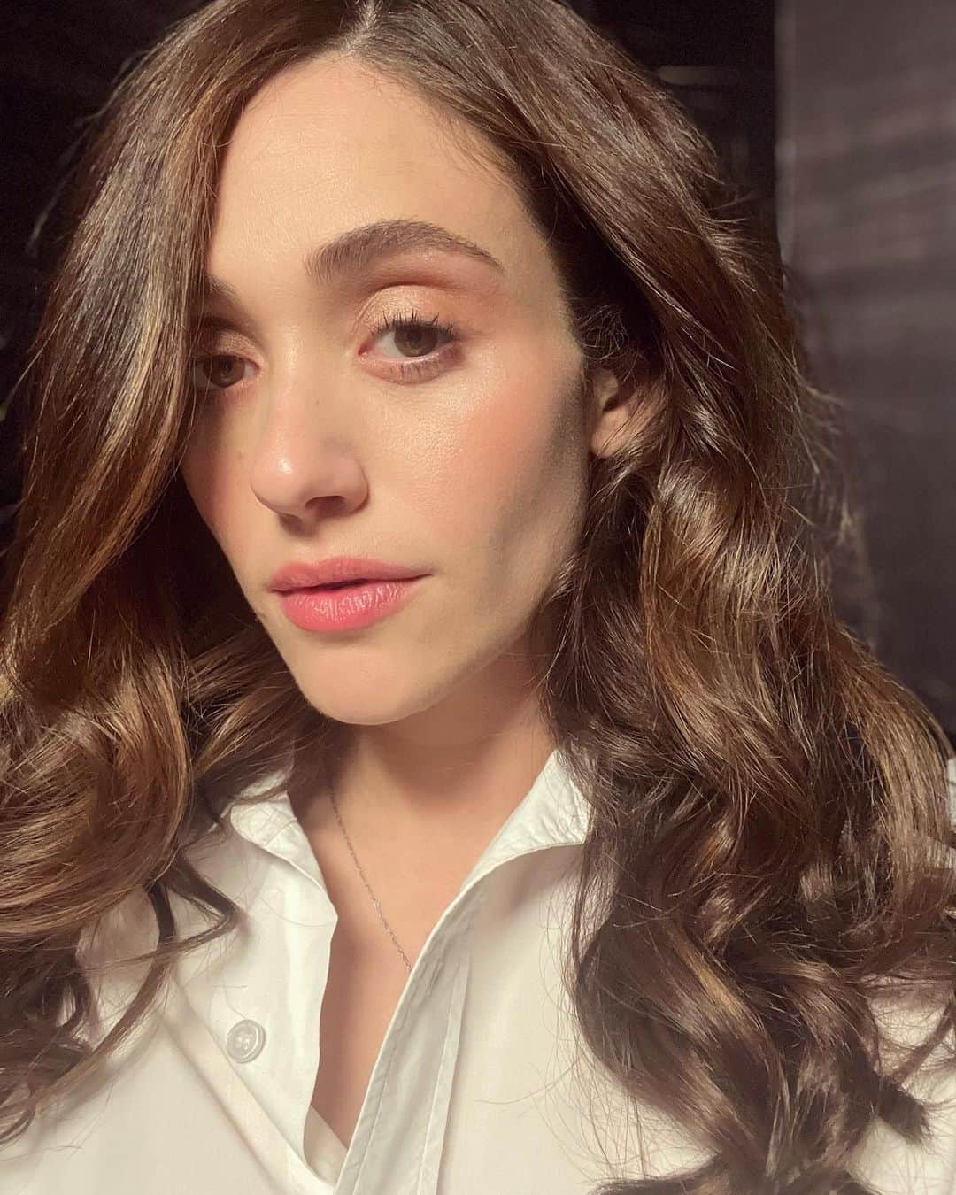 エミー・ロッサムのインスタグラム：「when the 💡 shines just right」