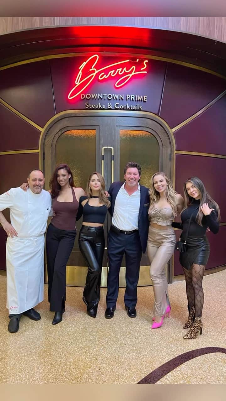 Lauren Drain Kaganのインスタグラム：「Girls’ night out at @barrysprime inside @circalasvegas…  Fitness model @laurendrainfit, UFC ring girls @ariannyceleste, @brittneypalmer, and @brookliyn_wren, and friends @kamela and @wheres_brooklyn enjoyed their evening with dinner cooked by @chefbarryb and hosted by…yours truly!  Great times as always ladies! Thank you. 😍  #models #fitnessmodels #ufc #ringgirls #entrepreneurs #fitgirls #richardwilk #circalasvegas #vip」