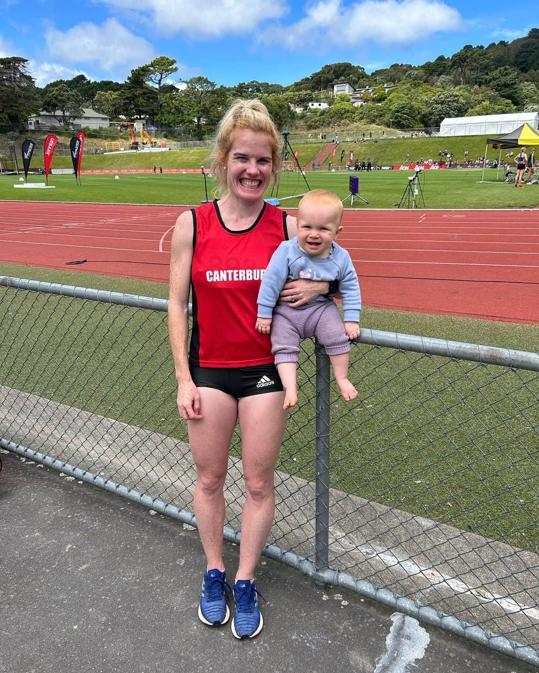 アンジェラ・ペティのインスタグラム：「Nationals 2023 in Wellington is underway!   Had expected to be running an 800m heat today but we got to the call room to find out one girl pulled out to leave 12 of us, so we would now all go into a straight final tomorrow!   Super excited to compete in my first Nationals as a mother!!  Catch the @athleticsnz Live Stream tomorrow at 1:45pm for the Senior Women’s 800m final.  I then have the 1500m heat at 2:50pm on Saturday and hopefully the 1500m final at 2:50pm on Sunday!   Also super excited to see Sam and the athletes we coach race! Let’s go Canterbury ❤️🖤❤️🖤」