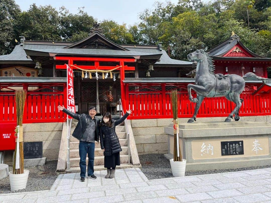 倉窪莉沙のインスタグラム：「* 和歌山放送「マエオカテツヤの全開！木曜日」のコーナー、最初に伺った場所から数珠つなぎで地元の人ならではのオススメの場所や人を紹介してもらい、巡っていく「DEEPな和歌山探検隊」。2月＆3月の放送ではみなべ町をぶら～りしてきた様子をお届けします👟♡  「道の駅 みなべうめ振興館」の物産コーナーの方にご紹介いただいたのは、「須賀神社」。平安中期の一条天皇の時代に、京都の八坂神社から神様をこの地に勧誘され、祇園御霊宮と称し南部荘の総鎮守社として祀られたのが始まりなんだそうです。宮司さんにお話を伺ったあと、お詣りさせていただきました。美しい社殿✨✨ 秋祭りでは境内300メートルの馬場を馬が競い合い疾走するそうです🐴ぜひ、拝見したい😳！ . . . #マエオカテツヤの全開木曜日 #DEEPな和歌山探検隊 #マエオカテツヤ さん #てっちゃん #wbs #和歌山放送 #和歌山 #みなべ町 #須賀神社 #ぶらり旅 #数珠つなぎ #アナウンサー #ママ時々アナウンサー #ママウンサー」