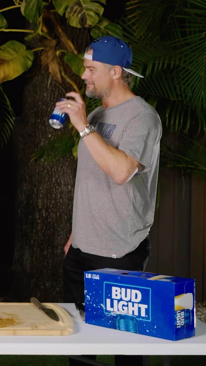 ジョシュ・デュアメルのインスタグラム：「ever wonder how the pros stay in shape? @joshduhamel has your answer 🤣」
