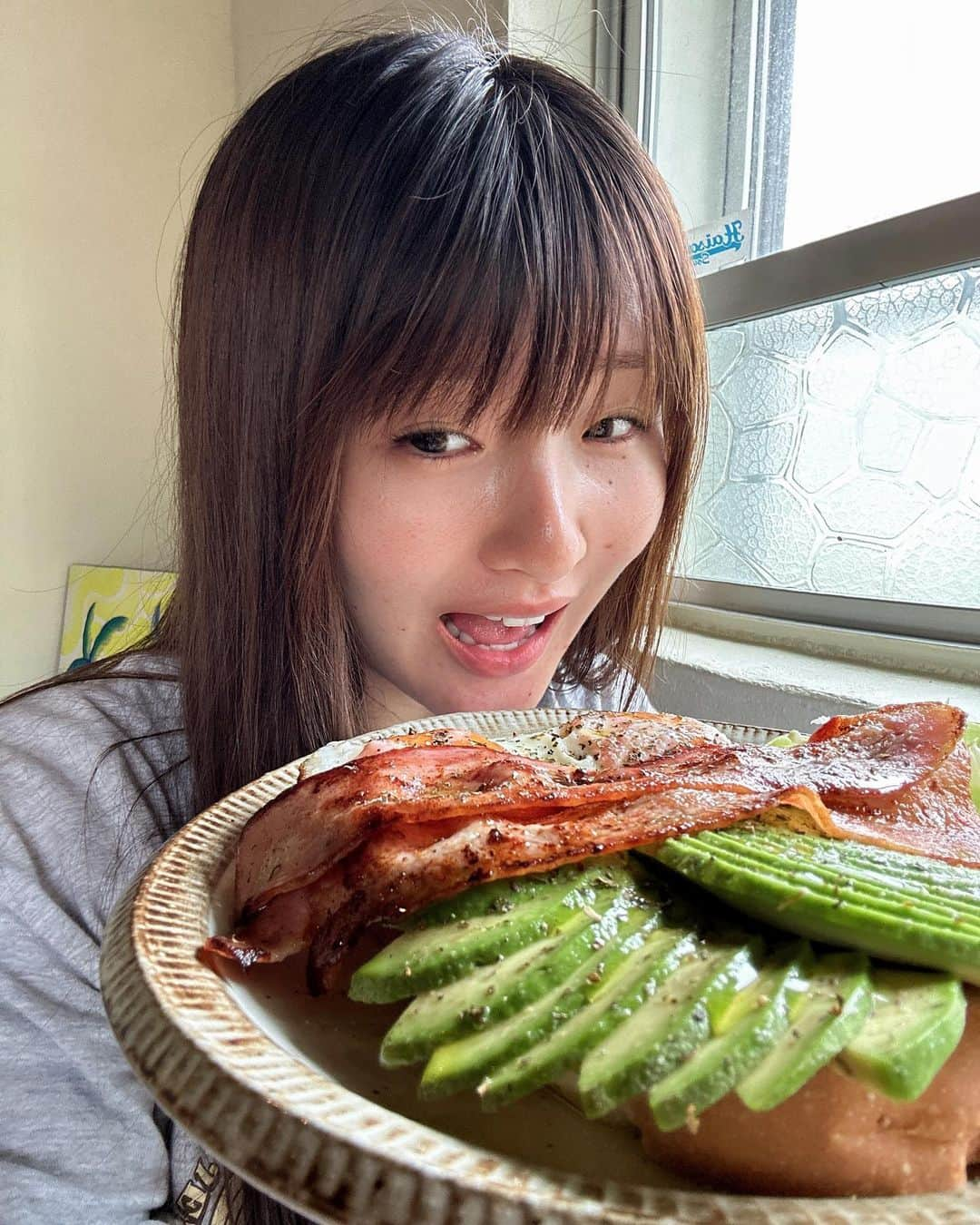 原つむぎさんのインスタグラム写真 - (原つむぎInstagram)「村上選手のまねっこシリーズ🥪  つむアボカド大好きやねん😚🥑  ところでなんでこんな頭ボサボサなん？？？ お皿ごと食べてしまいそうな写真やけどちゃんとお皿は残しましたよ😉笑  #gooddaycoffee  #gooddaybakery  #北谷カフェ #北谷グルメ #沖縄グルメ #つむグルメ」3月2日 11時39分 - haratsumugi