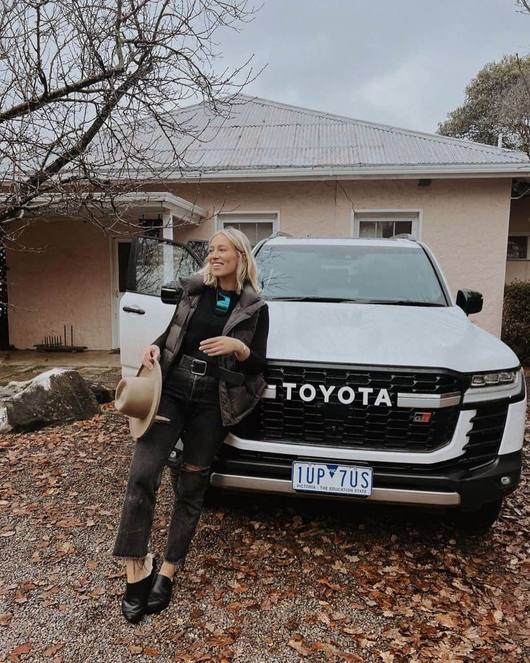 Toyota Australiaのインスタグラム：「Nothing better than catching some fresh country air with the family. Endless space for play… backyard cricket anyone? 🏏 #LC300」