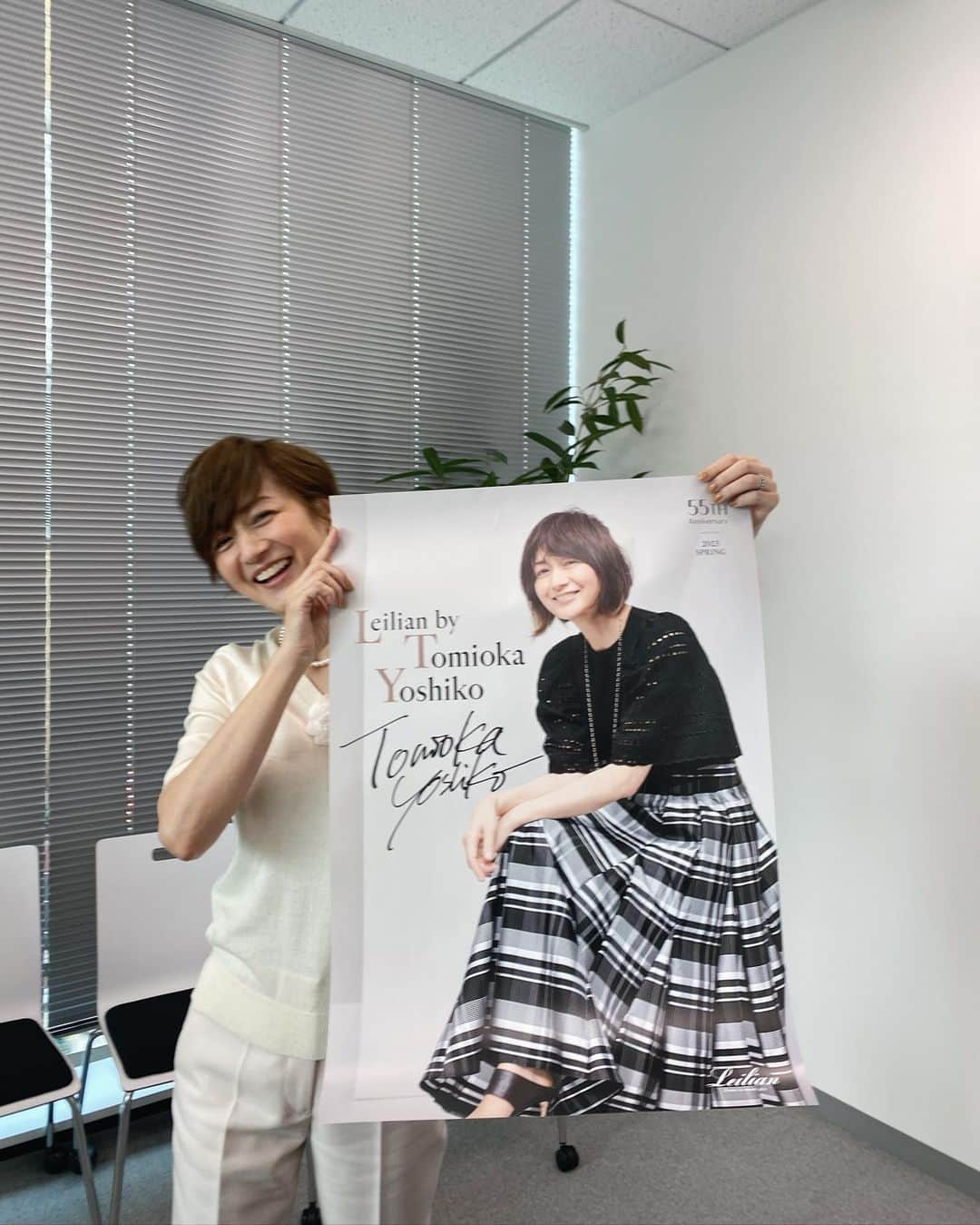のインスタグラム：「LEILIAN本社にお邪魔してサインを書かせていただきました…久しぶりすぎてちょっと書くのに緊張しました😆 @leilian_by_tomiokayoshiko  のトップス（サンプルの7号size）を着用してサプライズで社内をぐるりとご挨拶に伺いましたら皆さん驚かれてとても喜んで下さいました。 笑顔が溢れる現場は良いものですね…こちらこそありがとうございました♡」
