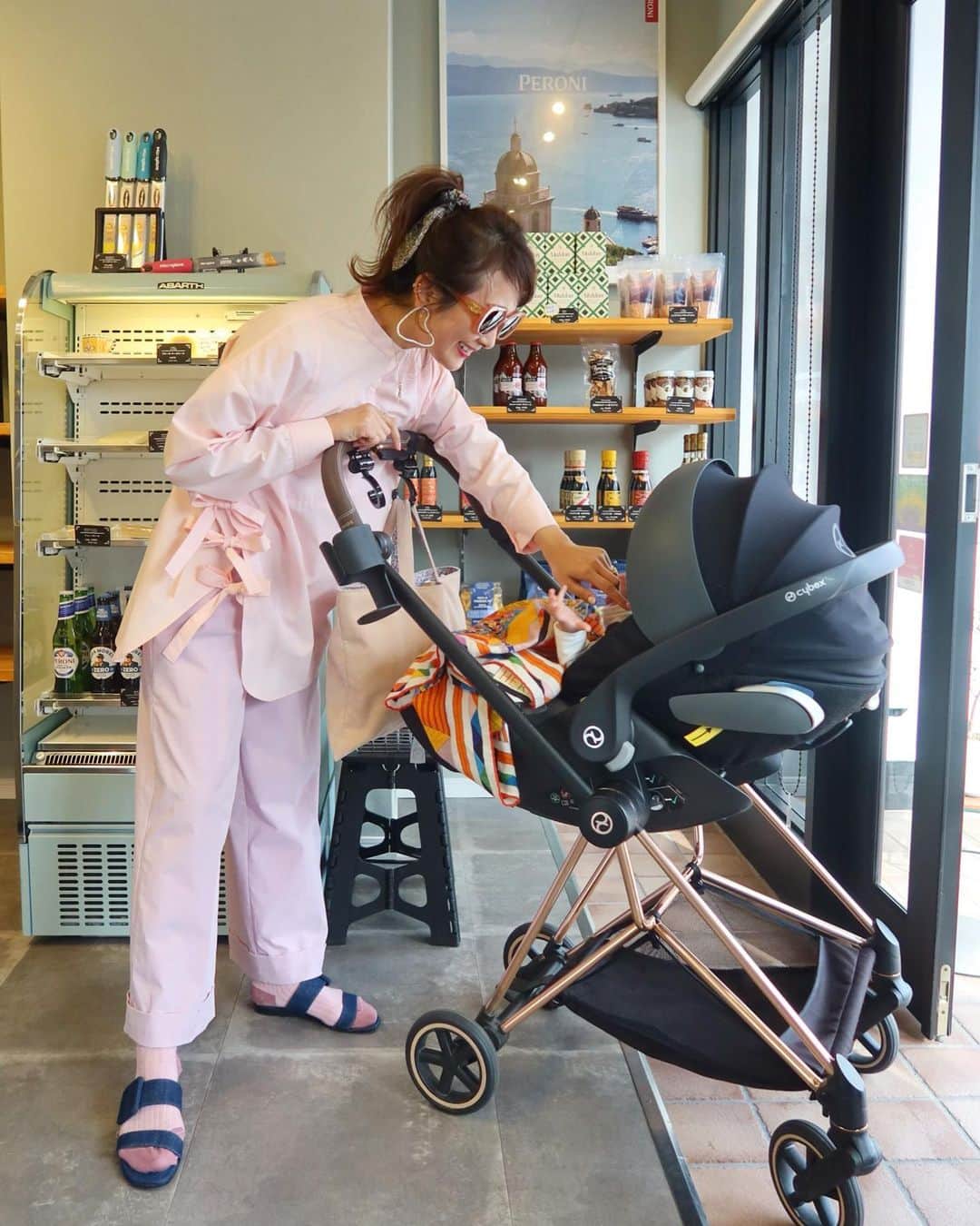 Mai Wakimizuのインスタグラム：「昨日は見事に全身pinkでした♡笑 ここ数年の写真を見返してると、毎年この時期は決まってpinkおばけになってる。笑 ここ最近本当に良く着てるサイドリボンブラウス、今夜から予約販売始まります＼(^o^)／どのカラーもそれぞれ良さがあるのだけど、お花見シーズンのことを考えるとpink推し♡ #wakkinstyle tops:#linkable @linkable_official(今夜20:00〜予約販売開始)」