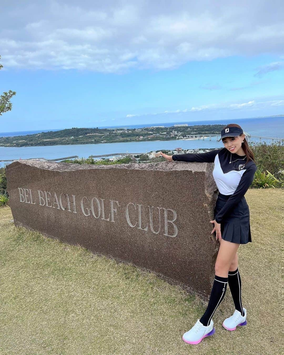 Erinaのインスタグラム：「沖縄ゴルフ🌺🏌️‍♀️  ベルビーチゴルフクラブ⛳️ どのホールからも海🏝がみえるオーシャンビューコース✨ 高麗芝でパターは💩すぎた笑笑 まーーじでめがよめない。w  頭から足までぜーーんぶ @footjoy.japan 👚🖤🤍 👟も新しくでたフューエル モノトーンコーデにソールのレインボーが映える🌈 フューエルシリーズ好きすぎて何足も持ってるよ👟  冬に薄着でゴルフできる沖縄の気候最高☀️❣️ 今日からダイキンオーキッドだねっ🌴🏌️‍♀️  #ゴルフ#ゴルフ男子#ゴルフ女子#ゴルフ好き#ゴルフ場#ゴルフウェア#ゴルフコーデ#ゴルフ練習#ゴルフ三昧#ゴルフ仲間#ラウンド#ゴルフバカ#ゴル女#ゴルファー#ゴルフ中毒#エンジョイゴルフ#ごるふ#沖縄ゴルフ#遠征ゴルフ#ベルビーチゴルフクラブ#リゾートゴルフ #golf#golfer#footjoy」