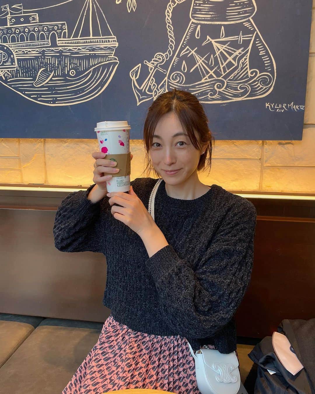 のインスタグラム：「_ 花粉症のお薬で喉が渇く。 乾燥もするし。。 さ。 たくさん飲んで潤わなくっちゃね。  今夜は‘警視庁アウトサイダー’ 最終回です。 小山内家、どうなるのかな。 ぜひ見てください。  #青山倫子 #花粉症 #喉が渇く #ベンティに挑戦  #テレビ朝日 #警視庁アウトサイダー」