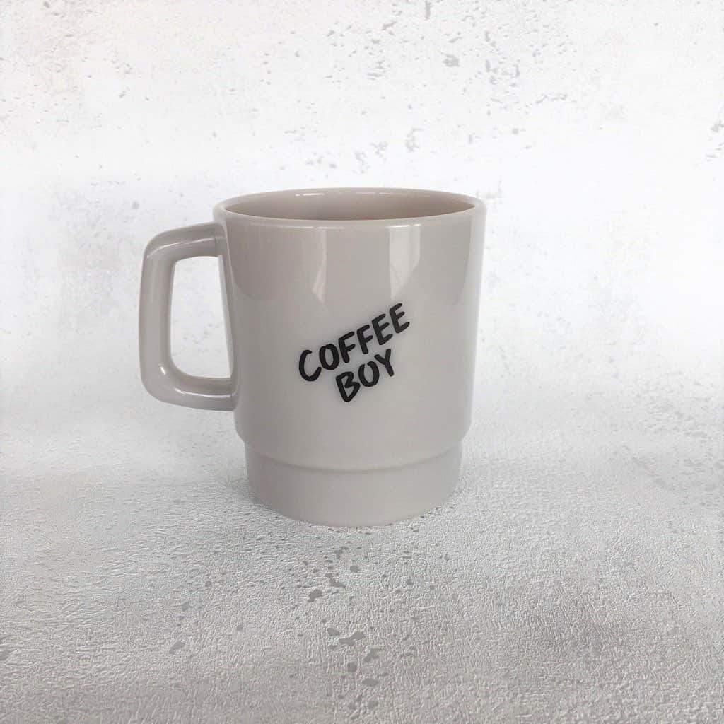 COFFEE BOYさんのインスタグラム写真 - (COFFEE BOYInstagram)「【WORK】 この度、TSUTAYA×COFFEE BOYオリジナルグッズが販売されることになりました！  TSUTAYAさんとのコラボ文具が全国で販売です  パールガールなどのイラストを使用したグッズは全部で10種類 ・ポストカード ・ミニレターセット ・A5クリアファイル ・ステッカー ・bande(マスキングシール) ・メモ帳 ・缶バッジ ・トートバッグ ・シール ・マグカップ  全国のTSUTAYA、蔦屋書店、リブロプラスなどで販売中。 ※一部お取り扱いのない店舗もございます。 お取り扱いはお近くの店舗にお問い合わせください。  さらにYahoo!ショッピング「梅田 蔦屋書店 ヤフー店」でオンライン購入も可能！  贈り物や、新生活のアイテムとしてぜひお手に取ってみてくださいね。  [WORK] This time, TSUTAYA x COFFEE BOY original goods will be on sale!  Collaboration stationery with TSUTAYA is on sale nationwide  A total of 10 types of goods using illustrations such as pearl girls ·Postcard ・Mini letter set ・A5 clear file ・Sticker ・ bande (masking sticker) ·Notepad ·Button Badges ·tote bag ·sticker ·Mug  Available at TSUTAYA, Tsutaya Bookstore, Libro Plus, etc. nationwide. *Some stores may not carry it. Please contact your nearest store for handling.  In addition, Yahoo! Shopping "Umeda Tsutaya Bookstore" You can also purchase online at Yahoo store!  Please take it as a gift or as an item for your new life.」3月2日 12時33分 - 178kz_boy