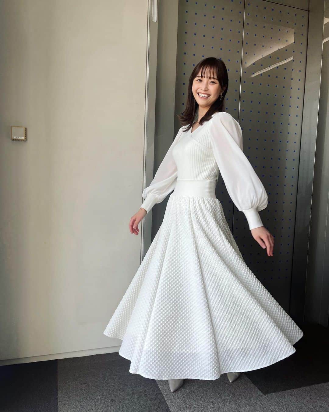 のインスタグラム：「今日のぽかぽか 全身真っ白な衣装でした 袖のふんわり感とスカートのラインが綺麗だったので、くるくる回転しながら写真を撮りました😊  こんなに白いとお弁当食べたり、メイクしたりする時に、汚さないかドキドキします。  ではまた明日、おやすみなさい。  #ぽかぽか#衣装」