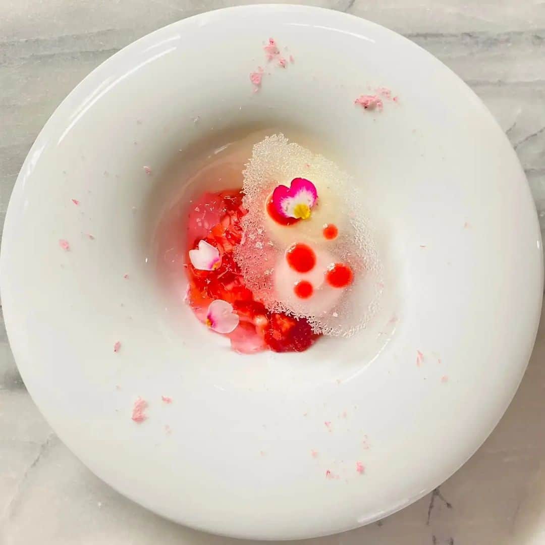 NB CLUBのインスタグラム：「３月からのパティシエ特製コースデザート  🌸桜のムースと苺のマリネ🍓  ●苺マリネ ●桜あんとクリームチーズ ●桜リキュールのジュレ ●バニラアイス ●あめ ●苺ジュレ ●桜パウダー  ⭐ホワイトデーの限定コースも予約受付中です！ 皆様のご来店お待ちしております✨  #NB_CLUB #nbclub #記念日デート#記念日ご飯#レストランウェディング #東京レストラン #銀座グルメ #銀座ディナー #女子会 #カップル #デート #プライベート空間#個室#個室ディナー#個室あり#隠れ家 #飲みスタグラム#グルメスタグラム#グルメ巡り#グルメ好きな人と繋がりたい#グルメ部」
