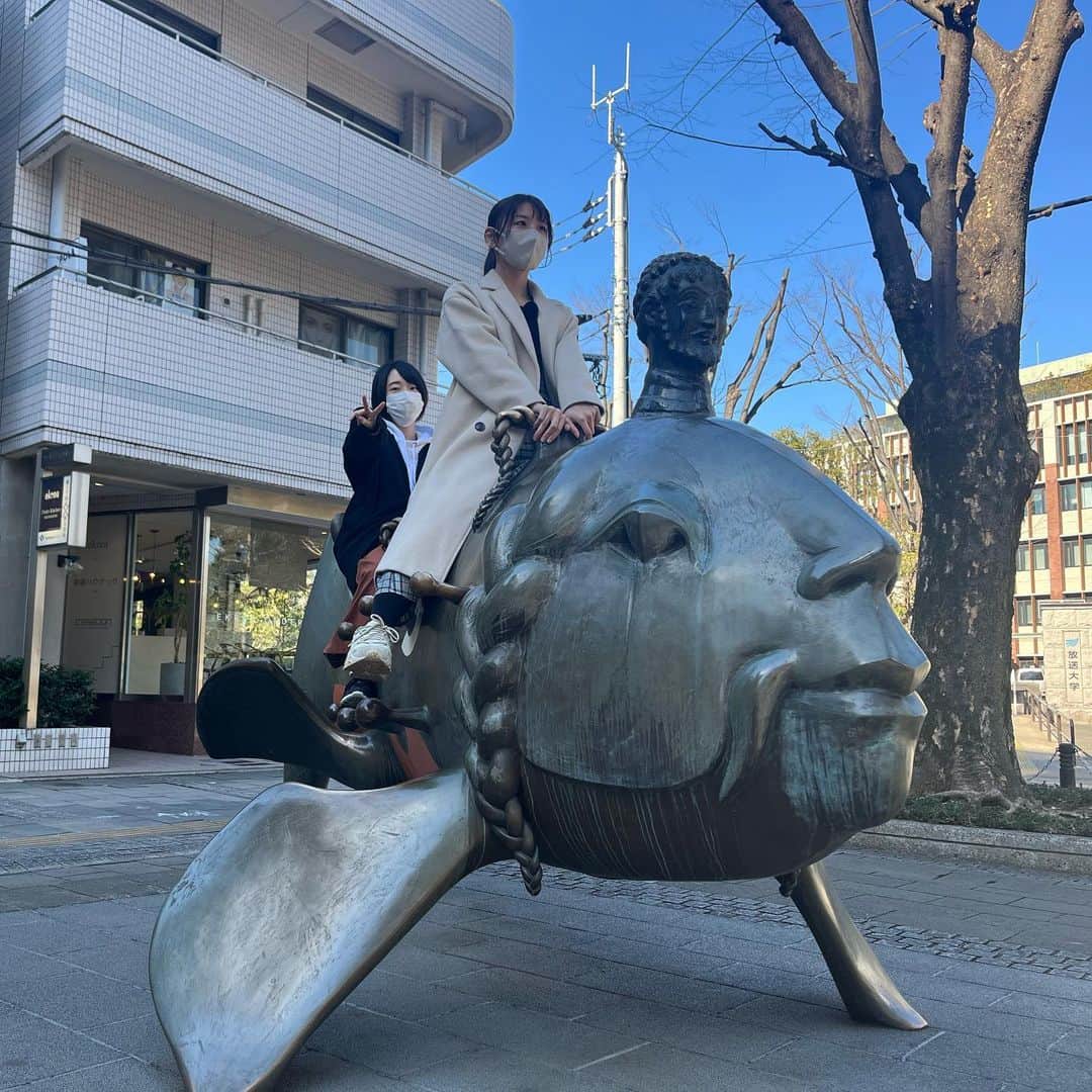 竹本茉莉のインスタグラム：「. 最近ずっとHUNTER×HUNTERを読んでてアプリで課金までして 王位継承戦まできちゃってもう追いつきそうで悲しい😭 お散歩したときに見つけたオブジェが念獣にしか見えなくて しかも乗ることができてテンション上がって撮った写真です📸 . 3月もよろしくお願いしますー！」