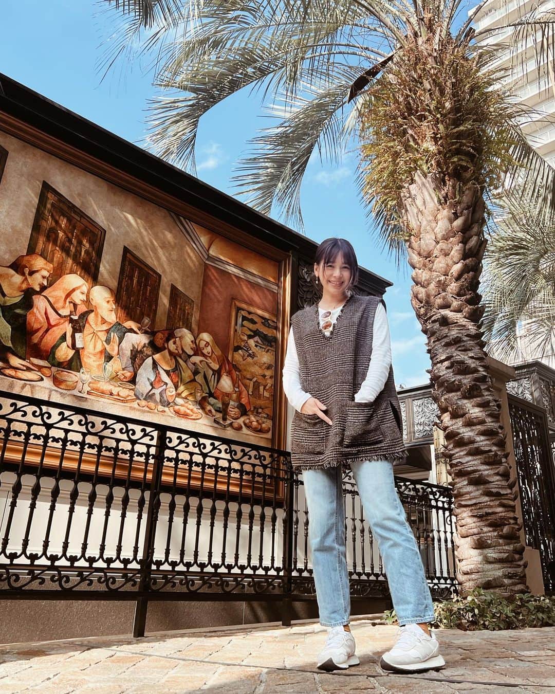 石井あみさんのインスタグラム写真 - (石井あみInstagram)「パン屋さんの壁🥐 なんかツボって笑いが 止まらなかった。  飛べって言われたから 飛んでみたけど 想像の5倍くらい身体が重くて 膝にきた。  健康第一です。 セブ戻ったらまたヨガとか ピラティス再開しよう！  あ、ここのパンも美味しいです。 日本で初めてシュトーレンを焼いたお店みたいです。  テラスもあるから暖かくなったら 外でいただけそう。  🥨マジで何の話 #浄水通りパン屋 #福岡パン屋」3月2日 13時31分 - ami_cebuyolo