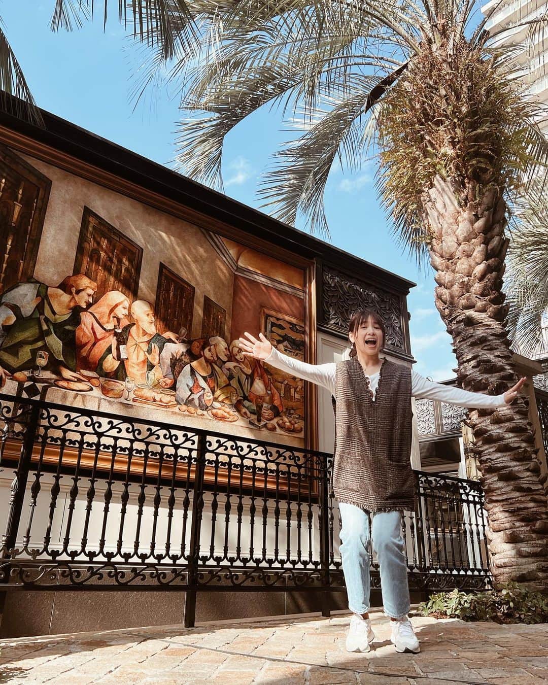 石井あみさんのインスタグラム写真 - (石井あみInstagram)「パン屋さんの壁🥐 なんかツボって笑いが 止まらなかった。  飛べって言われたから 飛んでみたけど 想像の5倍くらい身体が重くて 膝にきた。  健康第一です。 セブ戻ったらまたヨガとか ピラティス再開しよう！  あ、ここのパンも美味しいです。 日本で初めてシュトーレンを焼いたお店みたいです。  テラスもあるから暖かくなったら 外でいただけそう。  🥨マジで何の話 #浄水通りパン屋 #福岡パン屋」3月2日 13時31分 - ami_cebuyolo