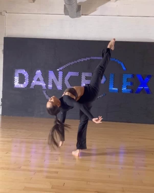 Addison Moffettのインスタグラム：「And I’ll just be lonely, missing @reneerapp Moves by me/Dancer @alex.dinero15」