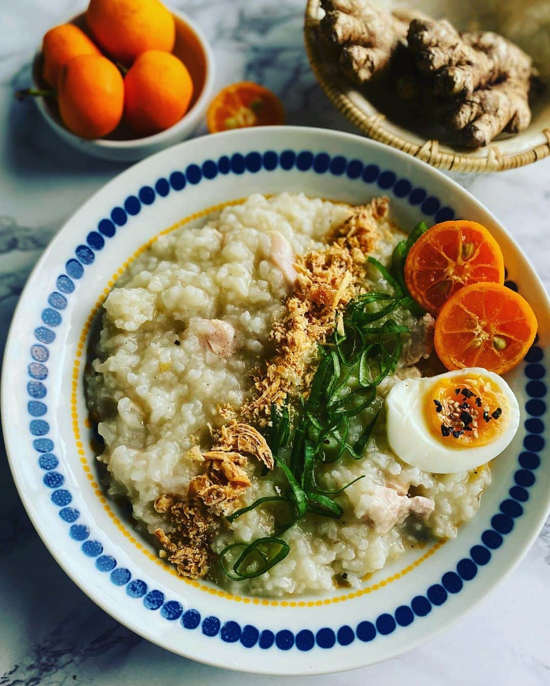 Antonietteのインスタグラム：「It’s March 1st and I’m still making soup! Made arroz caldo because it’s arroz cold-o! 🥶 Used Peruvian ginger (very sharp ginger taste) new  crop Japan grown rice, a squeeze of calamansi juice from mom’s tree and I must say, it was a game changer! Recipe below. Swipe to see the rice I used and the crazy weather (for SoCal) we are experiencing. Winds so powerful I was afraid the very tall trees would break, and hail that gave us a faux 2 minute winter wonderland, lol. ❄️😆」