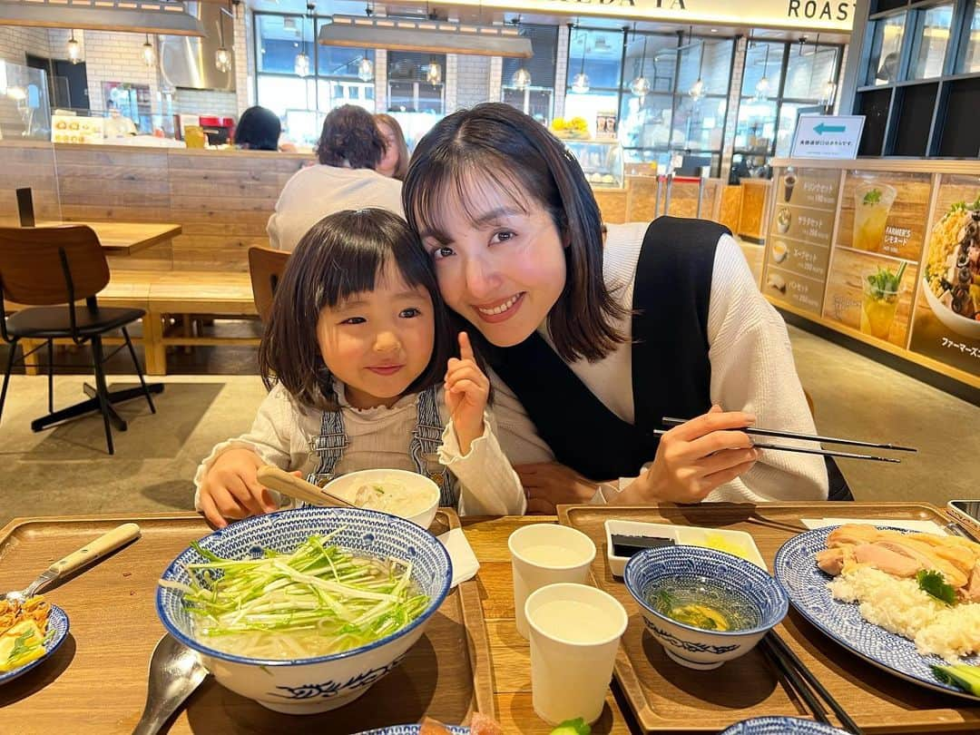 大浦育子のインスタグラム：「娘3歳。アジア系料理だとフォーなら食べられるように！最近、お店選びが楽になった〜 私はカオマンガイ♡」