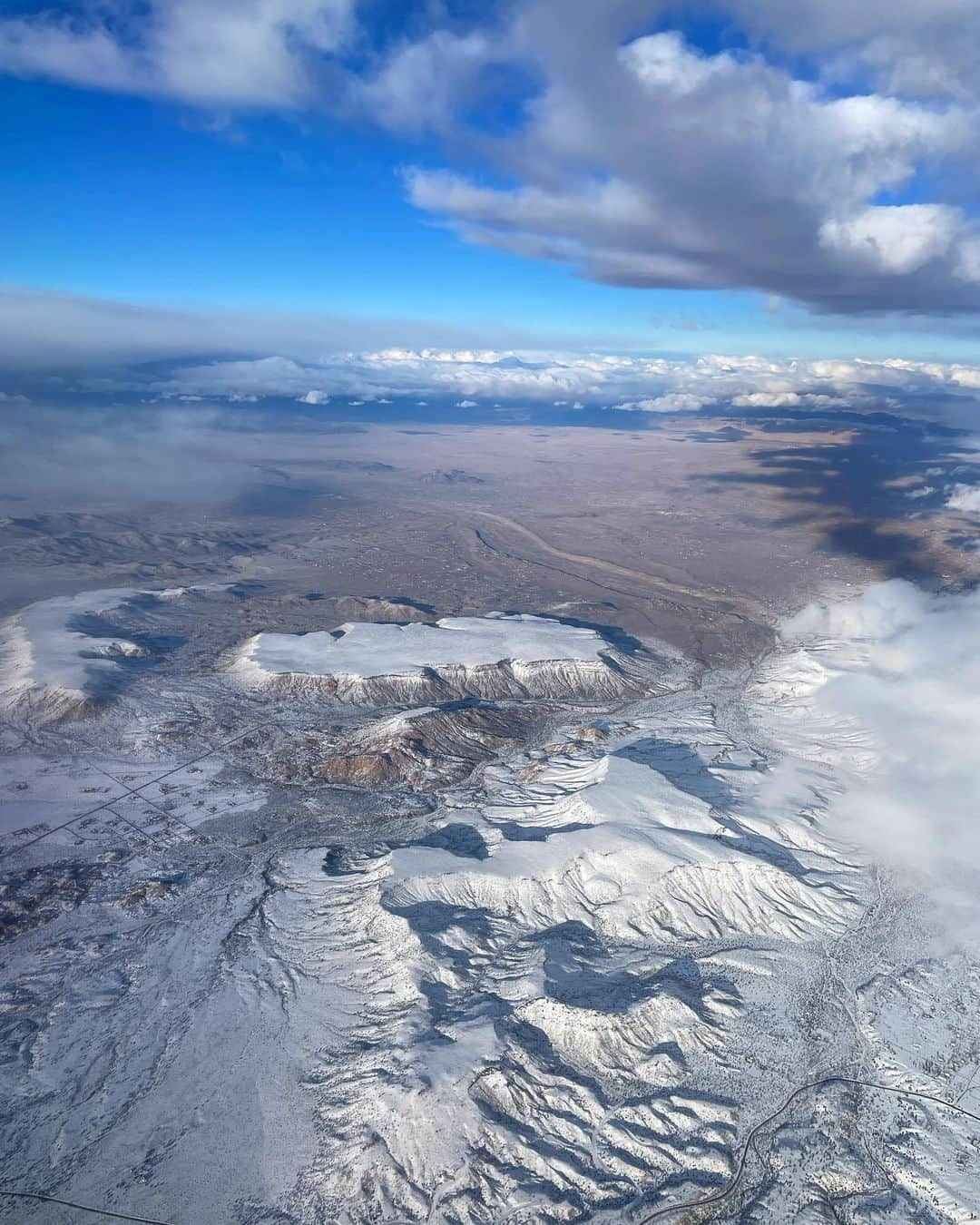 メッチェン・アミックさんのインスタグラム写真 - (メッチェン・アミックInstagram)「Flying over the desert in SoCal. I’ve never seen this much snow here 😲 …also swipe for cotton candy skies 💖 #nofilter #skyporn」3月2日 14時03分 - madchenamick