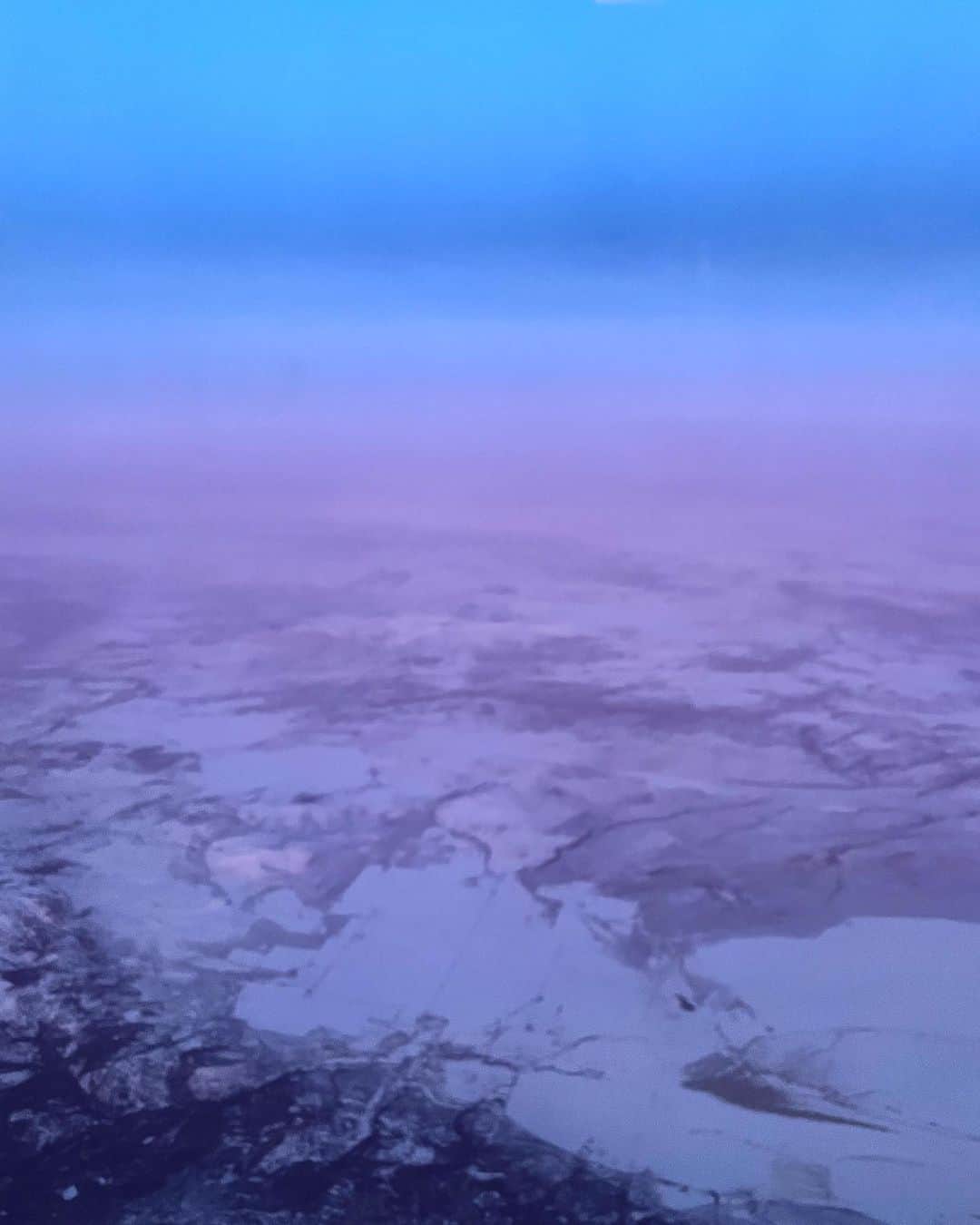 メッチェン・アミックさんのインスタグラム写真 - (メッチェン・アミックInstagram)「Flying over the desert in SoCal. I’ve never seen this much snow here 😲 …also swipe for cotton candy skies 💖 #nofilter #skyporn」3月2日 14時03分 - madchenamick