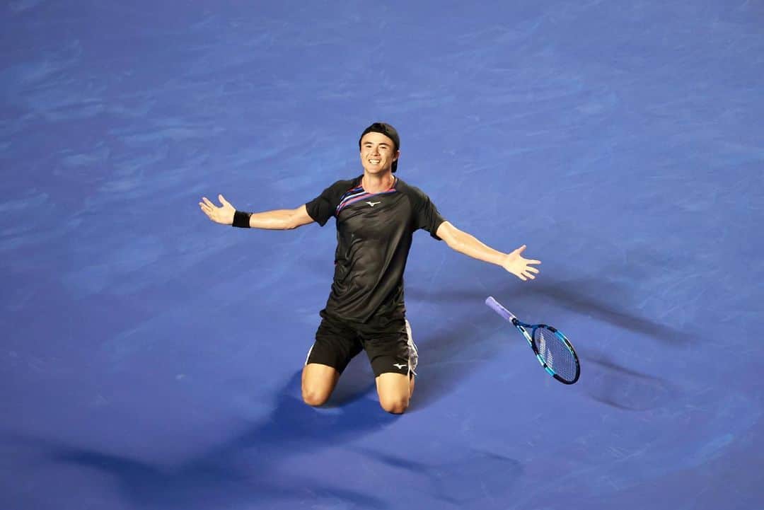 のインスタグラム：「Vaya noche! Muchas gracias al público por el ambiente y mañana vamos a por más 💪 @abiertomexicanodetenis   アカプルコ準々決勝進出。初のトップ5への勝利。凄い雰囲気でした。また明日！よろしくお願いします💪💪  Photo @atptour」