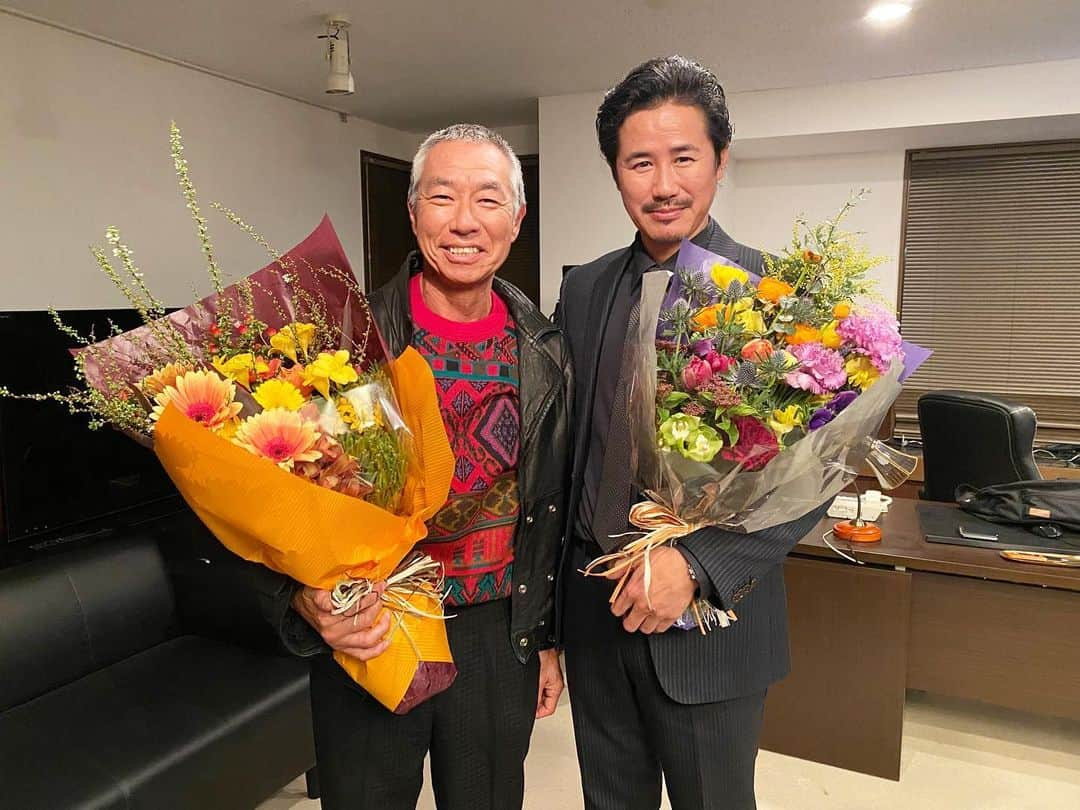 柳葉敏郎さんのインスタグラム写真 - (柳葉敏郎Instagram)「. 久しぶりの共演で昔話に花を咲かせました！  27年前の話はナイショにしてね😂  また共演できる事を楽しみにしています！！👍🏻    今夜はいよいよ最終回‼️  @outsider_ex2023   #鈴木一真 さん #警視庁アウトサイダー #最終回 #お楽しみに」3月2日 14時39分 - toshiro_yanagiba_official