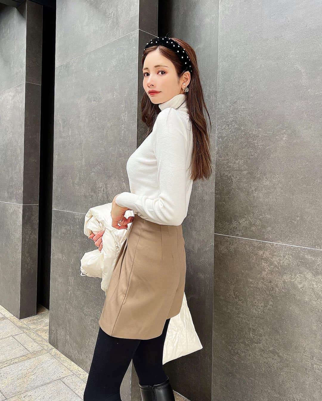 のインスタグラム：「この日のコーデ、カチューシャが1番高い。 つまりとんでもないくらい服がプチプラ🤣笑  カチューシャ : @override_official 1万2000円くらいだった🤍  knit & bottoms : @grl_official 🤍 knitもbottomsもどっちも着回しまくり！ このbottomsはブラックも持ってて すごい形も綺麗で使いやすいです🫶🏻✨ 後ろ姿が綺麗です🫶🏻🫶🏻🫶🏻  ・ ・ ・ ・ ・ ・ ・ ・ ・ ・ ・ ・ ・ ・ ・ ・ ・ ・ #grl#grl購入品#grlコーデ#グレイル#グレイル購入品#グレイルコーデ#プチプラコーデ#ニット#カチューシャ#ニットコーデ#春服#春コーデ#スタイル#アラサーコーデ#子育てママ#ママコーデ#ママファッション#ママライフ#カチューシャアレンジ#大人コーデ#大人ネイル#フレンチネイル#男の子ママ#前髪アレンジ#前髪なし#白ニット#ベージュコーデ#アラサー女子#ナチュラルメイク#ナチュラルカラコン」
