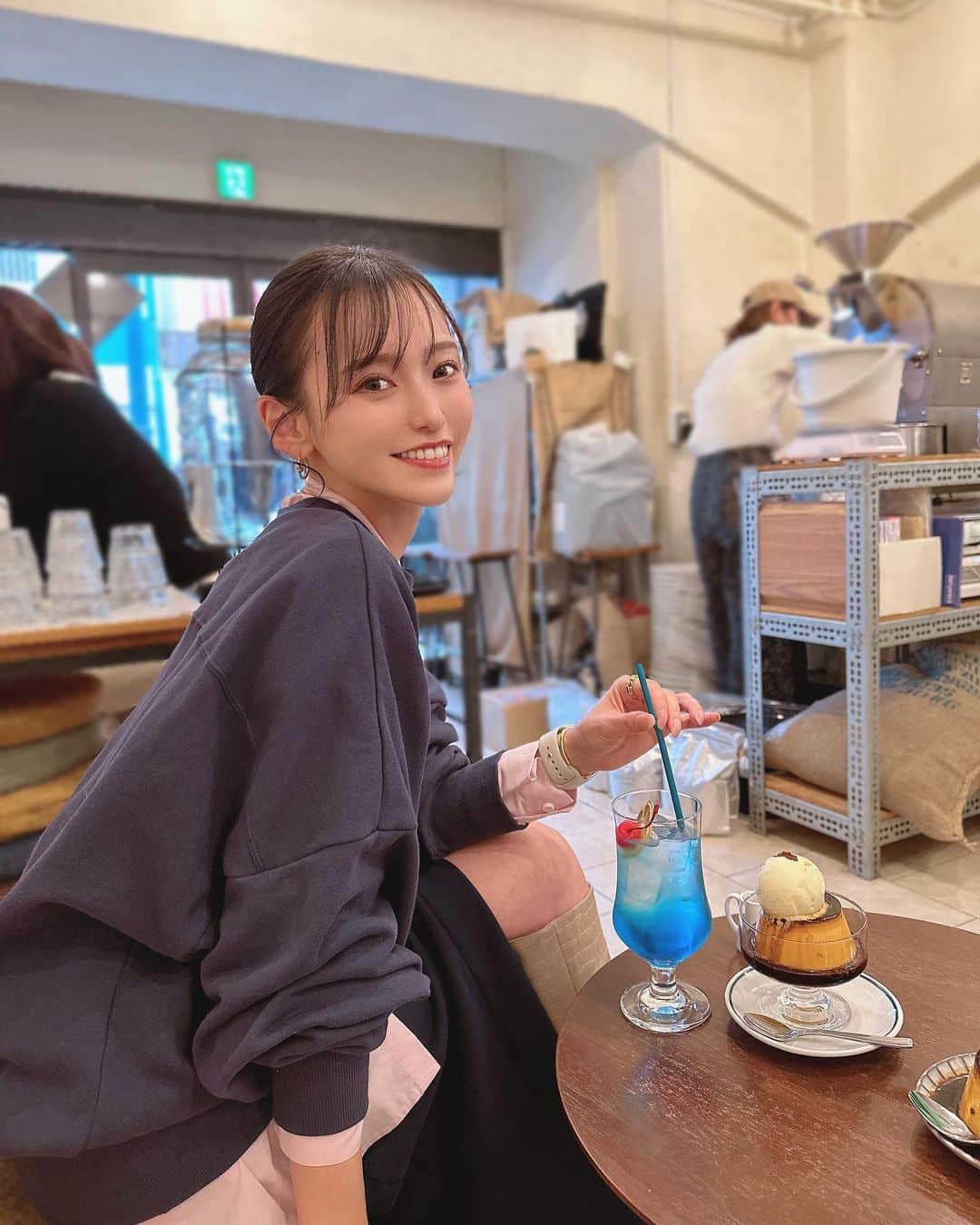 引地裕美のインスタグラム：「昔ながらのプリンとレトロなラムネ🧸🎞️🤎🤍 @allseasonscoffee   上からかけるソースは エスプレッソか追いカラメルが選べたよ🫰🏻  #みんちゃんカフェ巡り ☕️#新宿カフェ  #ゆうみ服 🧺#トレーナー #シャツコーデ  #ヘアアレンジ #hairarrange #UMine #japan #옷스타그램 #데일리룩 #코디스타그램 #每日穿搭 #일본 #얼스타그램 #照片 #粉我 #japanesegirl」