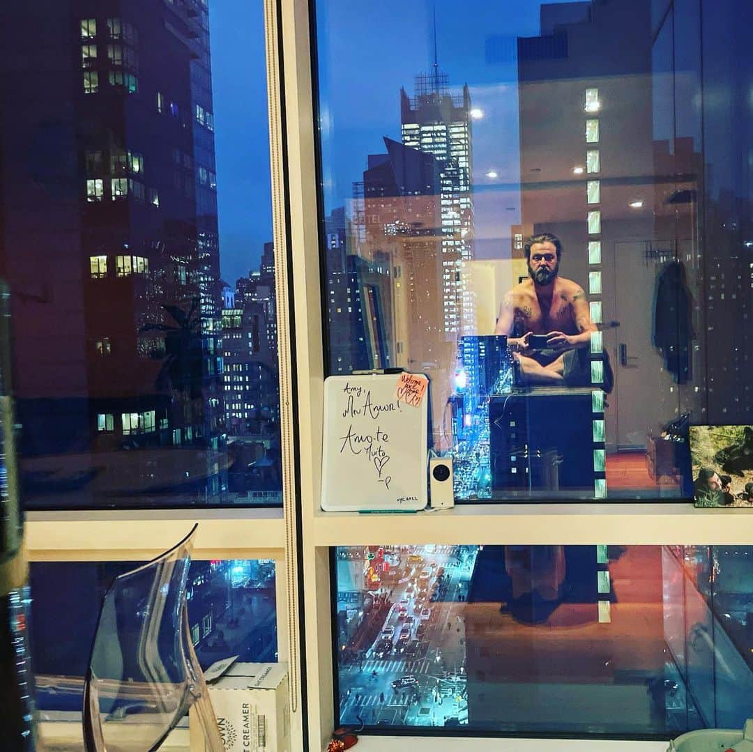 ジョシュア・レナードのインスタグラム：「Country mouse/city mouse.   Came into NYC for the opening of my friend @maybeayacash brilliant play, The Best We Could. Written by @ekfeldman at @mtc_nyc . Gut-laughed, then cried ugly tears. STRONG RECOMMEND.   Excited to get back in my muddy truck and drive back off the grid tomorrow.」