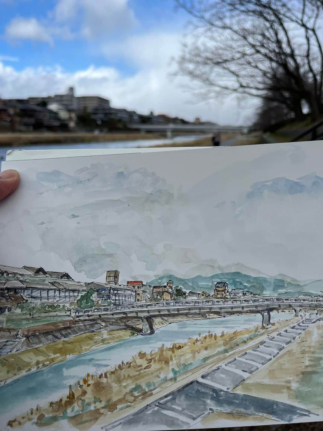 榎木孝明さんのインスタグラム写真 - (榎木孝明Instagram)「冬の京都でスケッチ  撮影の合間に鴨川にスケッチに出かけて来ました。晴れていても京都の冬は底冷えがして、手がかじかんで来ました。それでも気分転換には最高です^ ^  今夜は九時から日テレ系列で「秘密のケンミンSHOW・極」の放送日です^_^ドラマの中で聞く鹿児島弁の「〜ごあす」が果たして地元では今も使うのか⁈が今回のテーマです^ ^スタッフは5日間鹿児島で苦労して取材してくれました。果たして結果は‥‥どうぞお楽しみに！（＾Ｏ＾）！」3月2日 15時12分 - taka121234aki