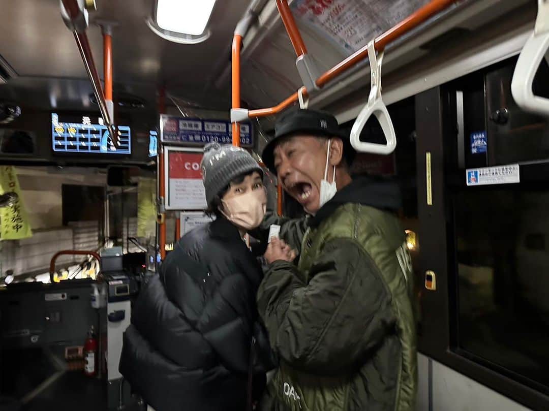 木梨憲武のインスタグラム：「なるさんとバス乗ったね！なるさん降りるときボタン早く押したね！早かったね！負けたね！今度負けないね！なるさんいいネ！！」