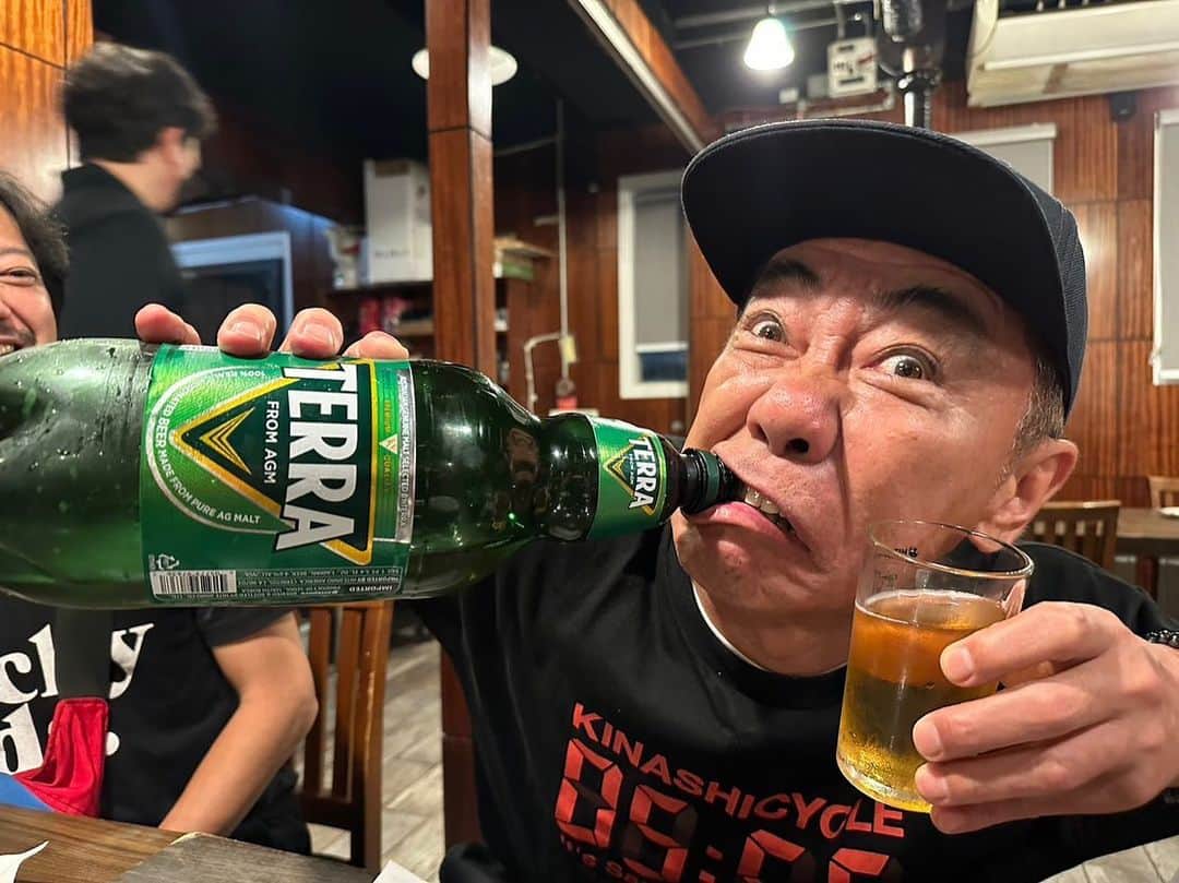 木梨憲武のインスタグラム：「韓国のビール、いいネムニダ！肉も最高スムニダ！」