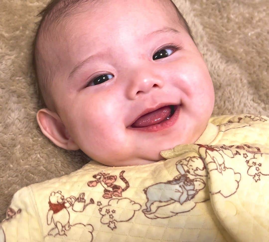 ゆうひなたのインスタグラム：「. . . キラキラスマイル坊ちゃんは 毎日寝返り練習をせっせこ 頑張っております😮‍💨💗. . . 成長が早すぎてついていけないよー！ のんびりでいいんだよー！（笑）」