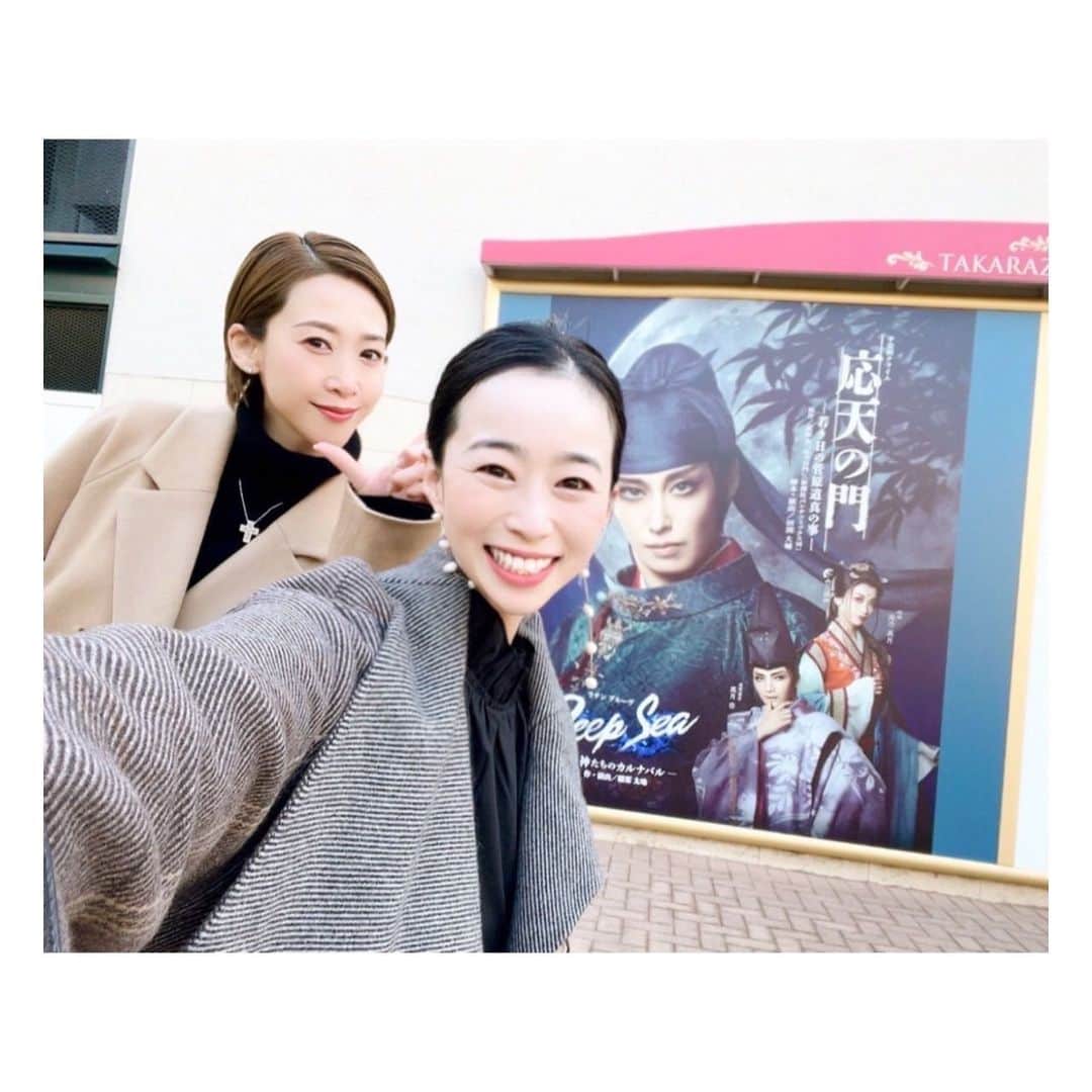 真愛涼歌のインスタグラム：「* 真咲さんっっっ🌸🌸 この日久しぶりにお会いした真咲さんのお変わりないオーラに驚き😳✨✨ 向こうのほうから歩いてこられる姿に レッドカーペット敷かれてる❓ スポットライトで照らしてる❓って程のオーラで颯爽と歩いてらっしゃる姿は海外モデルさんかの様で😳✨✨ 1人なのに声が出ました😂👏 『うそやん‼️‼️』って‼︎‼︎‼︎‼︎ 本当綺麗過ぎて❤️ 肌もちゅるんちゅるんで😍目の保養✨ 久しぶりにお会いしましたが、真咲さんの関西弁も変わらず最高でしたっ😆❤️  開演前にIZUMIさんでお茶して☕️ いっぱい話したい事話して💓 楽しい時間でしたっ🤗💓  #龍真咲 さん#月組 #宝塚歌劇団 #観劇 真咲さんの投稿の退団者一人一人へのメッセージが素敵過ぎる🥺❤️❤️」
