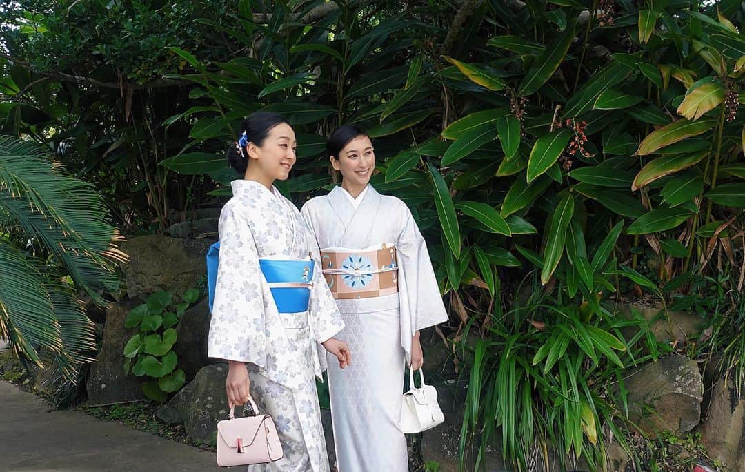 のインスタグラム：「奄美大島にて.姉妹で大島紬を楽しみました！👘 ⁡ 大島紬は、フランスの「ゴブラン織」イランの「ペルシャ絨毯」と並び世界三大織物に数えられています. 日本が世界に誇る絹織物ですね! ⁡ 素敵なお着物.素晴らしい自然.美味しいお食事. 姉妹での撮影. @maoasada2509  最高の思い出になりました. ⁡ 家庭画報特選『きものSalon 2023 春夏号』 ぜひお手に取ってご覧くださいね! @kimonosalon_kateigaho」