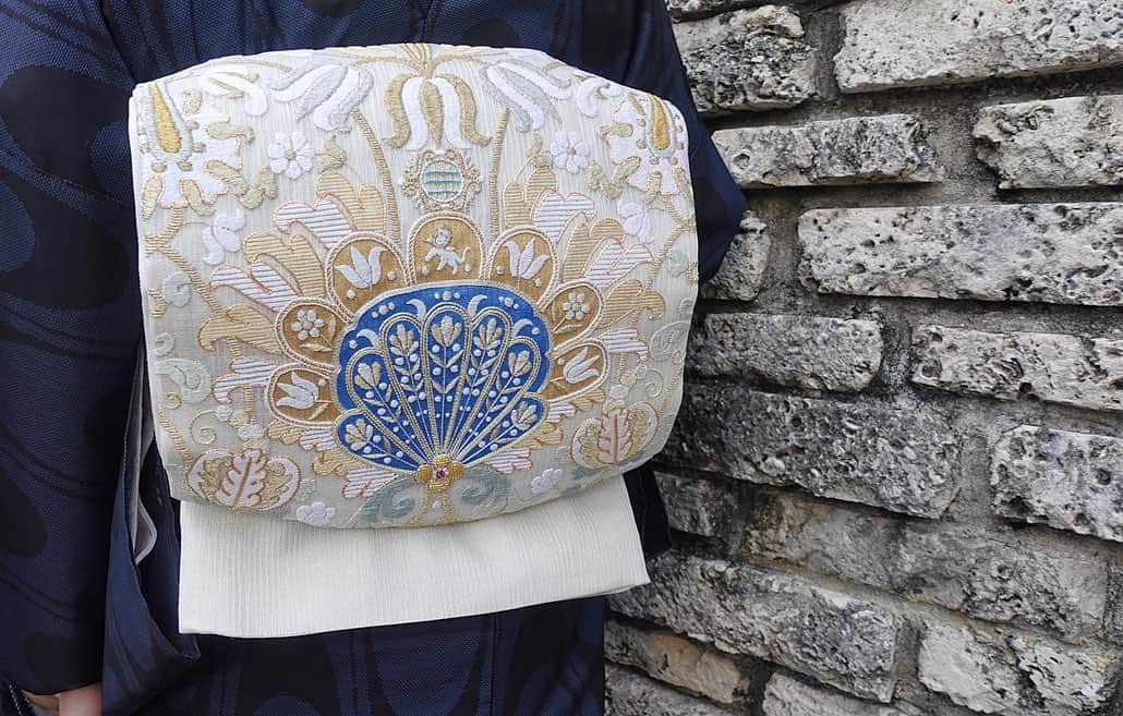 浅田舞さんのインスタグラム写真 - (浅田舞Instagram)「奄美大島にて.姉妹で大島紬を楽しみました！👘 ⁡ 大島紬は、フランスの「ゴブラン織」イランの「ペルシャ絨毯」と並び世界三大織物に数えられています. 日本が世界に誇る絹織物ですね! ⁡ 素敵なお着物.素晴らしい自然.美味しいお食事. 姉妹での撮影. @maoasada2509  最高の思い出になりました. ⁡ 家庭画報特選『きものSalon 2023 春夏号』 ぜひお手に取ってご覧くださいね! @kimonosalon_kateigaho」3月2日 15時46分 - asadamai717