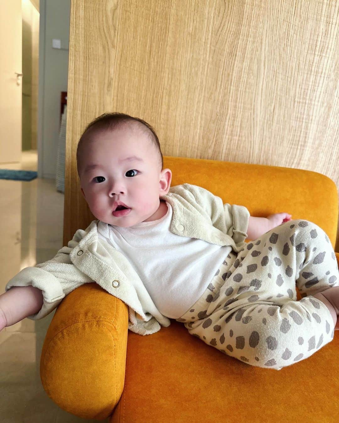 チョン・ヘビンのインスタグラム：「성빈이삼촌이랑 다은이이모가 만들어준 아기쇼파😍 같이 육아하니 이런 꿀템도  함께만들어주는 능력자들 감사합니다😘 역시 쇼파는 누워줘야 제맛이지😎 태어날때부터 쇼파 앉는 방법을  일고있는 #5개월바른이 🤣  #고마웡❤️ @villa_records_」