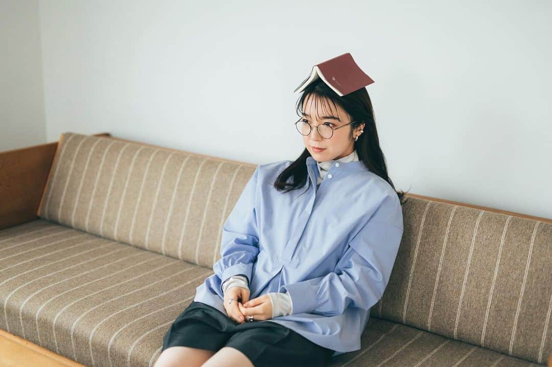 steady.のインスタグラム：「春らしさ満点！ #上白石萌音 さん表紙のsteady.3月号通常号はすでにゲットしていただいたでしょうか！ ⁡ 「春着たい服と笑顔で過ごす5days」企画から #オフショット を公開！頭にちょこんと本を乗せる萌音ちゃん、可愛すぎです😮‍💨❤️  #萌音ちゃん #萌音ちゃんファンと繋がりたい」