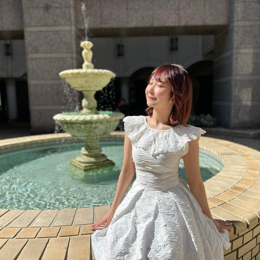 秋田知里のインスタグラム：「プリンセスだから水辺にいがちだし⛲️歌っちゃうし🎶お友達は動物達🐁🕊🐿🦝🦌 🐈🐕🐴🐅🐠🦞 #白ワンピ #秋田知里 #通常運転」