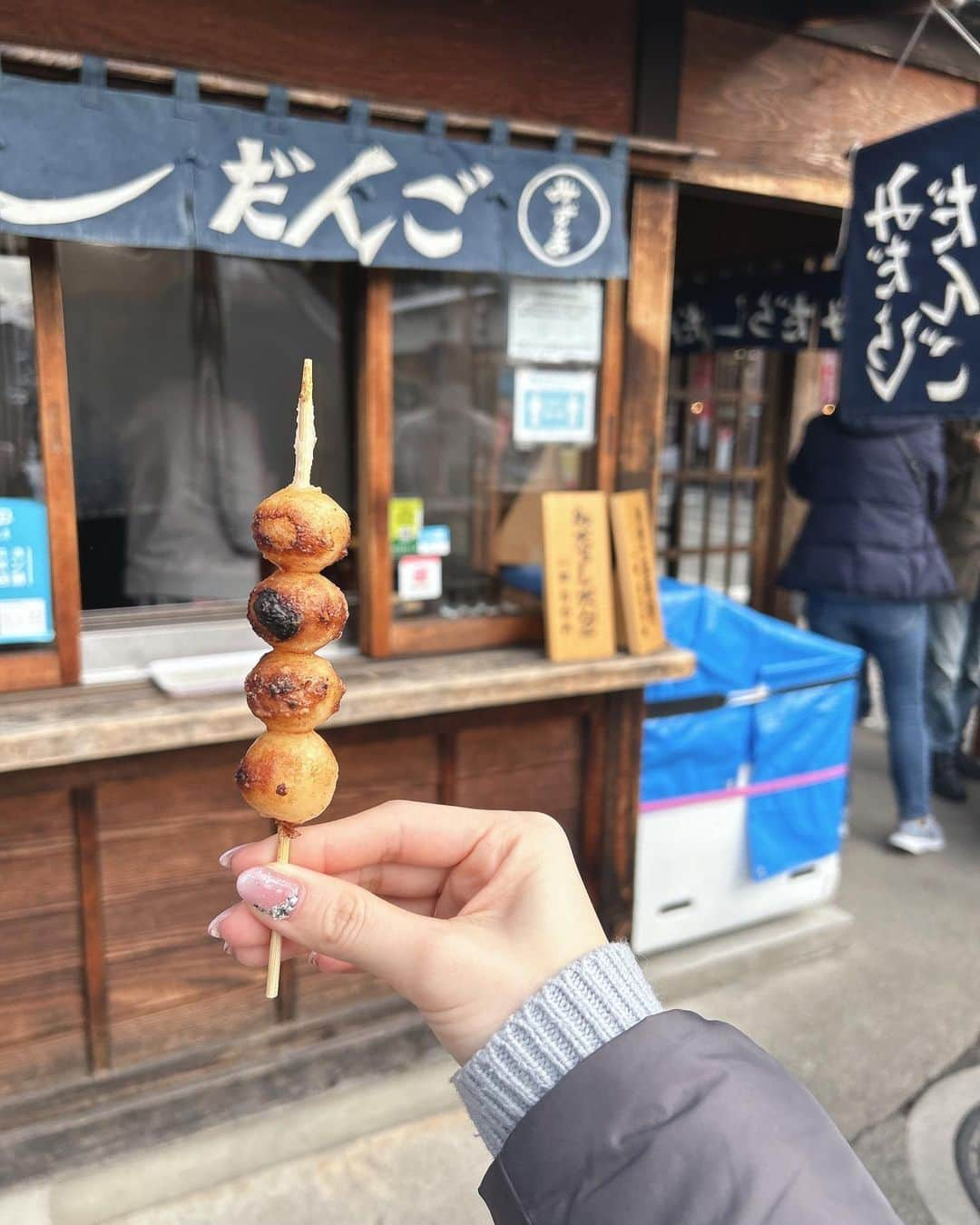 松田栞さんのインスタグラム写真 - (松田栞Instagram)「岐阜県❄️飛騨高山 5家族でスノボ旅行🏂 パパがツアー組んでもらって、 バスもチャーターしてもらい、 修学旅行みたいな感じに✨笑 人生初スノボ楽しすぎたぁ🥳 2日目は食べ歩き♡ 食べて遊んで温泉入って 飛騨高山、堪能♡ また行きたいなぁ✨  #飛騨高山　#旅行　#スノボ #食べ歩き　#体バキバキ」3月2日 16時03分 - s_04pupu