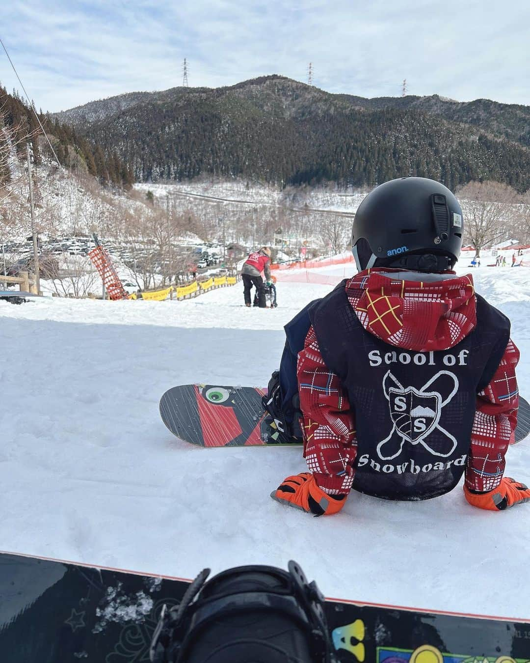 松田栞さんのインスタグラム写真 - (松田栞Instagram)「岐阜県❄️飛騨高山 5家族でスノボ旅行🏂 パパがツアー組んでもらって、 バスもチャーターしてもらい、 修学旅行みたいな感じに✨笑 人生初スノボ楽しすぎたぁ🥳 2日目は食べ歩き♡ 食べて遊んで温泉入って 飛騨高山、堪能♡ また行きたいなぁ✨  #飛騨高山　#旅行　#スノボ #食べ歩き　#体バキバキ」3月2日 16時03分 - s_04pupu